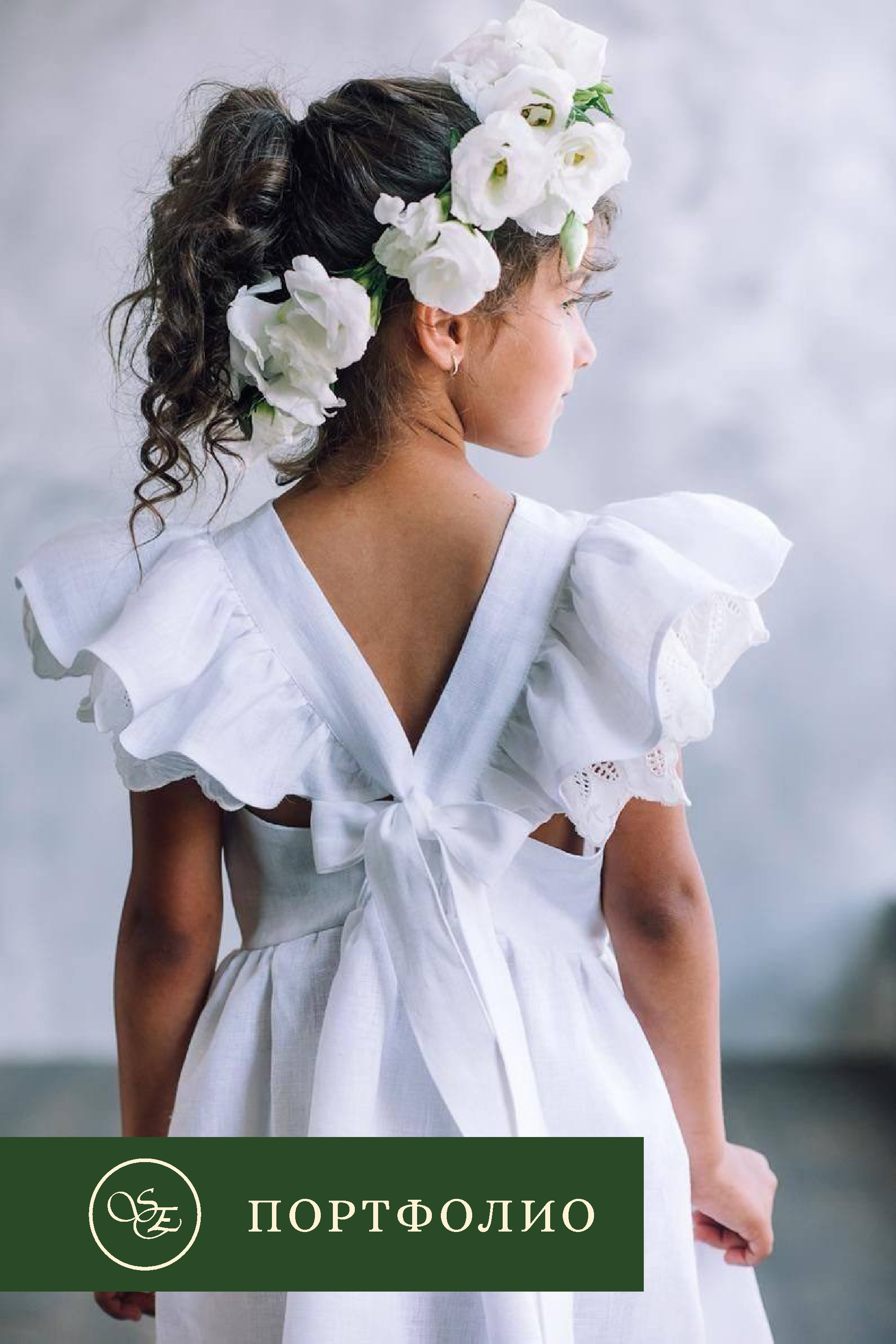 Предметное фото - сказочные наряды для маленьких принцесс.