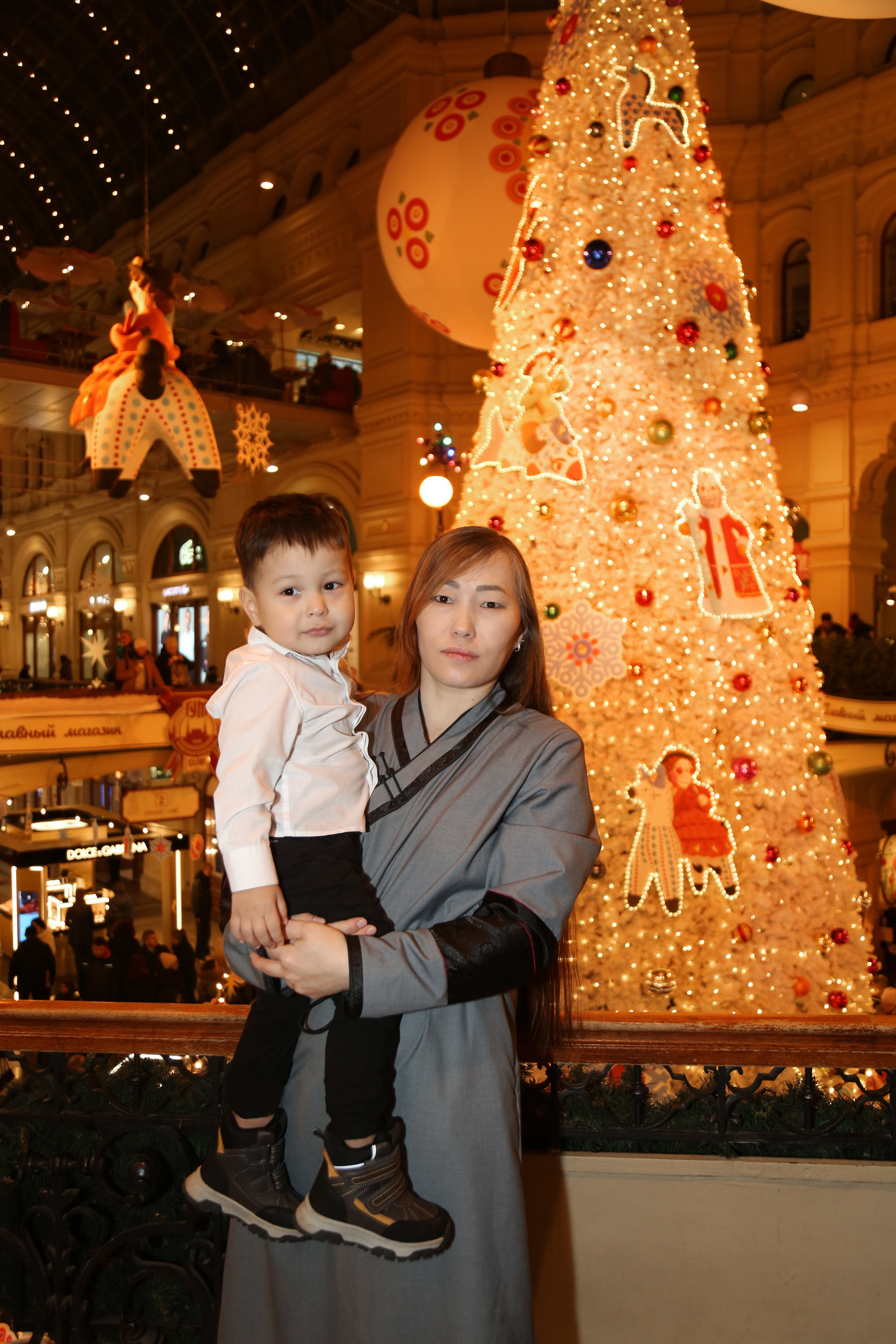 Новогодняя семейная фотосессия в ГУМе. Фотосессия в студии в Москве от профессионального фотографа услуги по доступным ценам