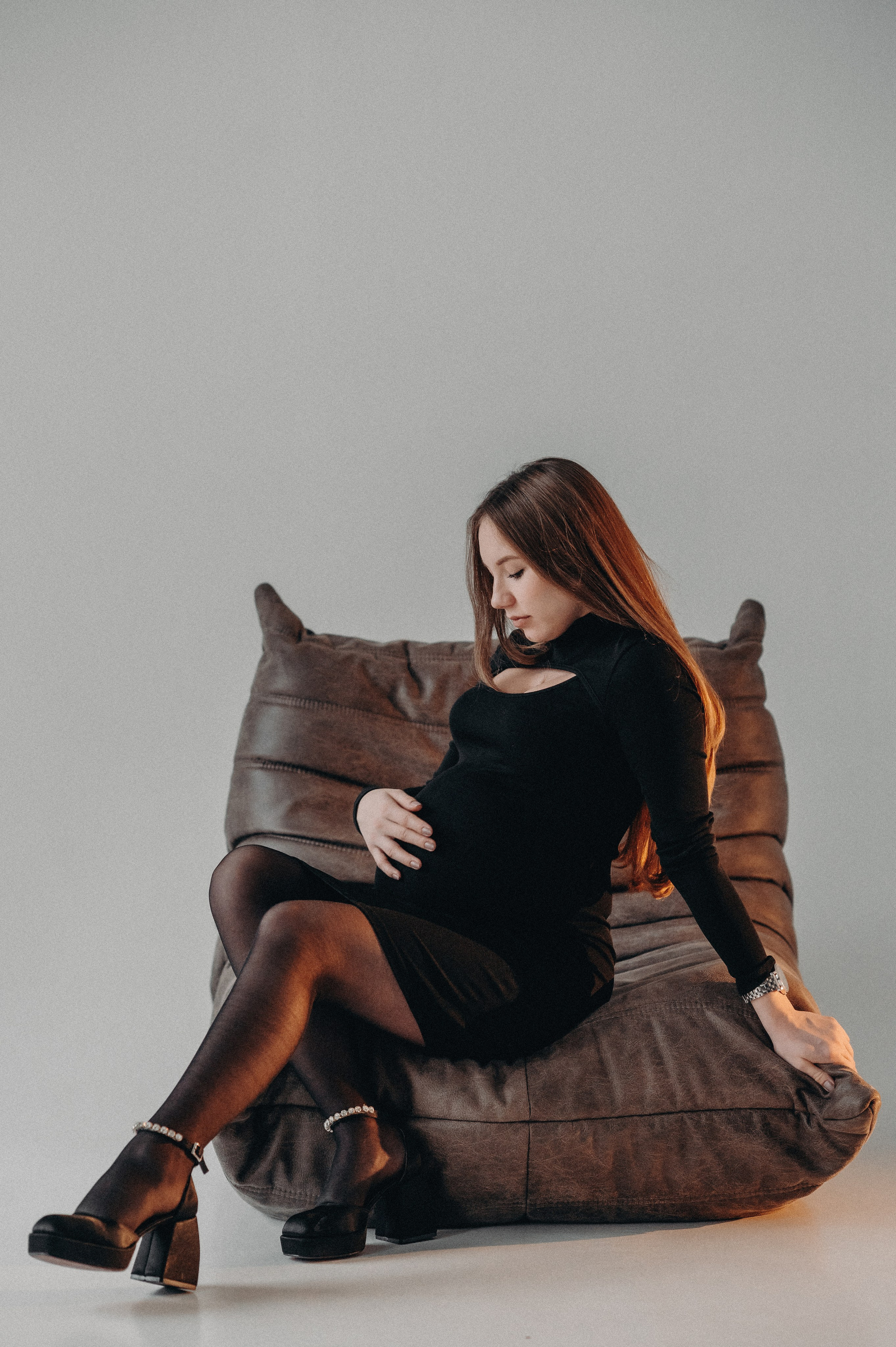 Съемка беременности в студии. Главная