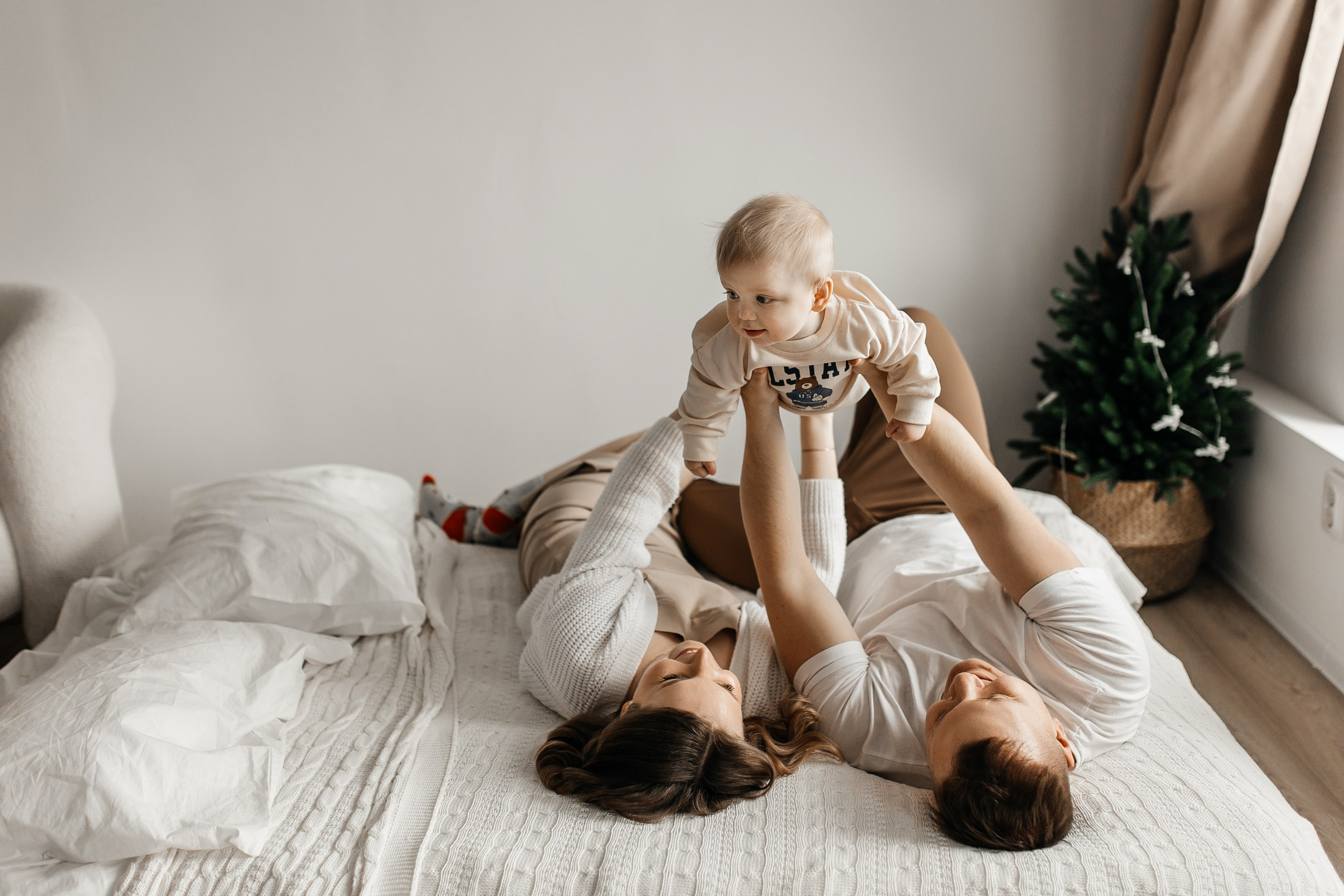 Здравствуйте! Я&nbsp;свадебный фотограф из&nbsp;Ульяновска, работаю в&nbsp;том числе по&nbsp;всей России и&nbsp;с&nbsp;выездом за&nbsp;границу. Снимаю свадьбы, lovestory, корпоративы, светский репортаж. Провожу обучение по&nbsp;фотографии, мастер-классы и&nbsp;воркшопы для других фотографов.