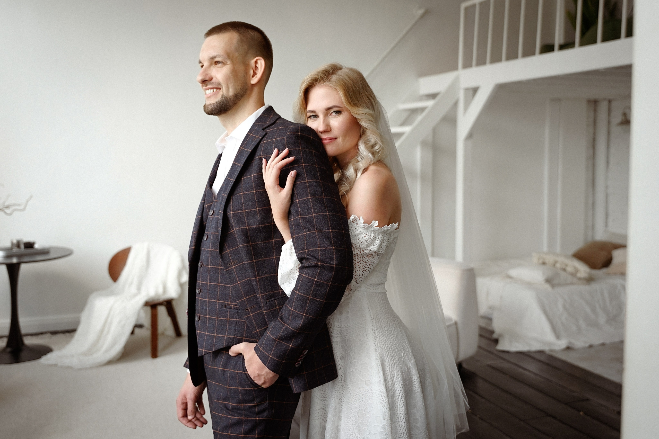 Свадебная фотосессия в студии с темным полом