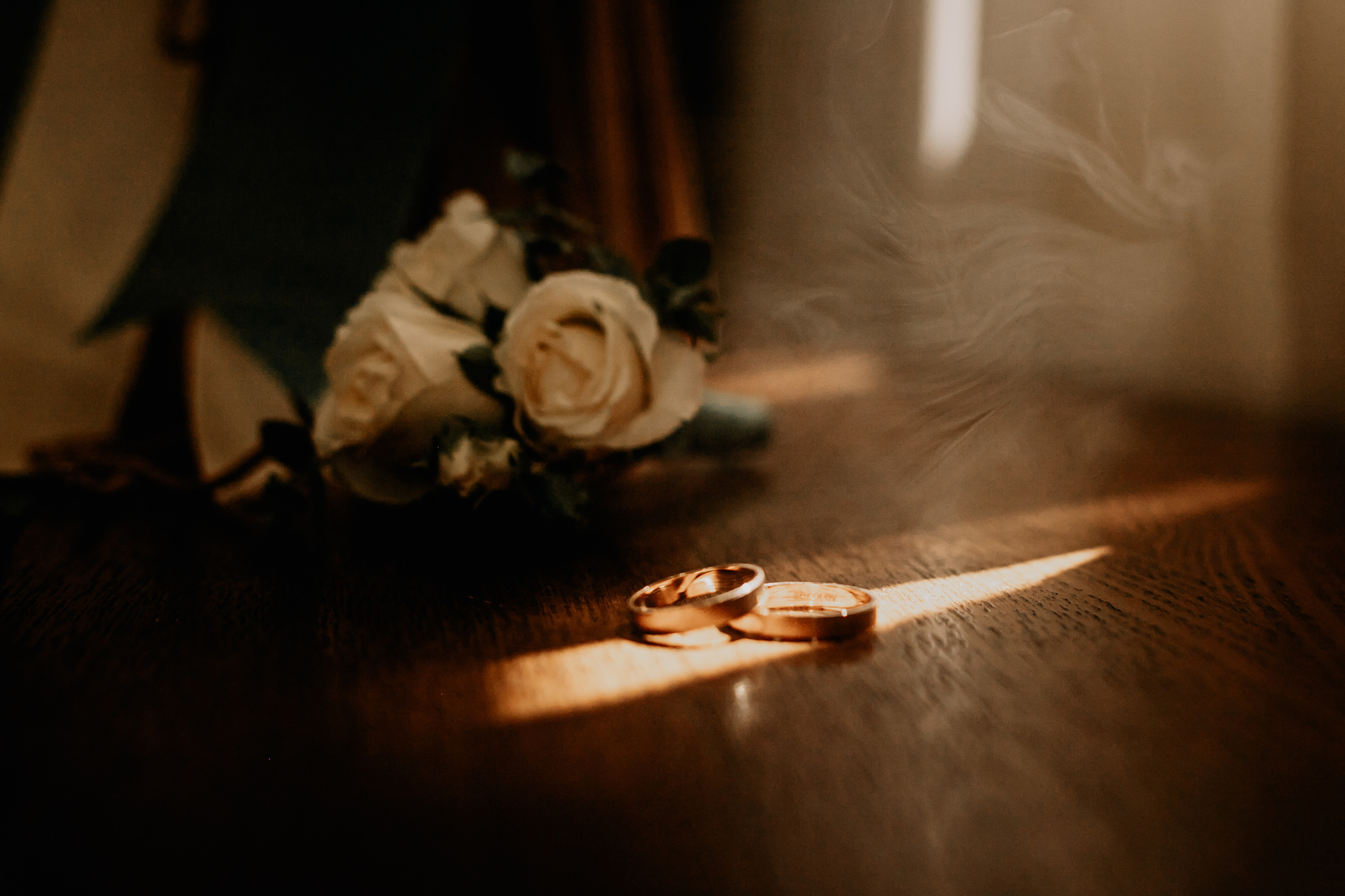 Свадебные кольца в лучах солнца