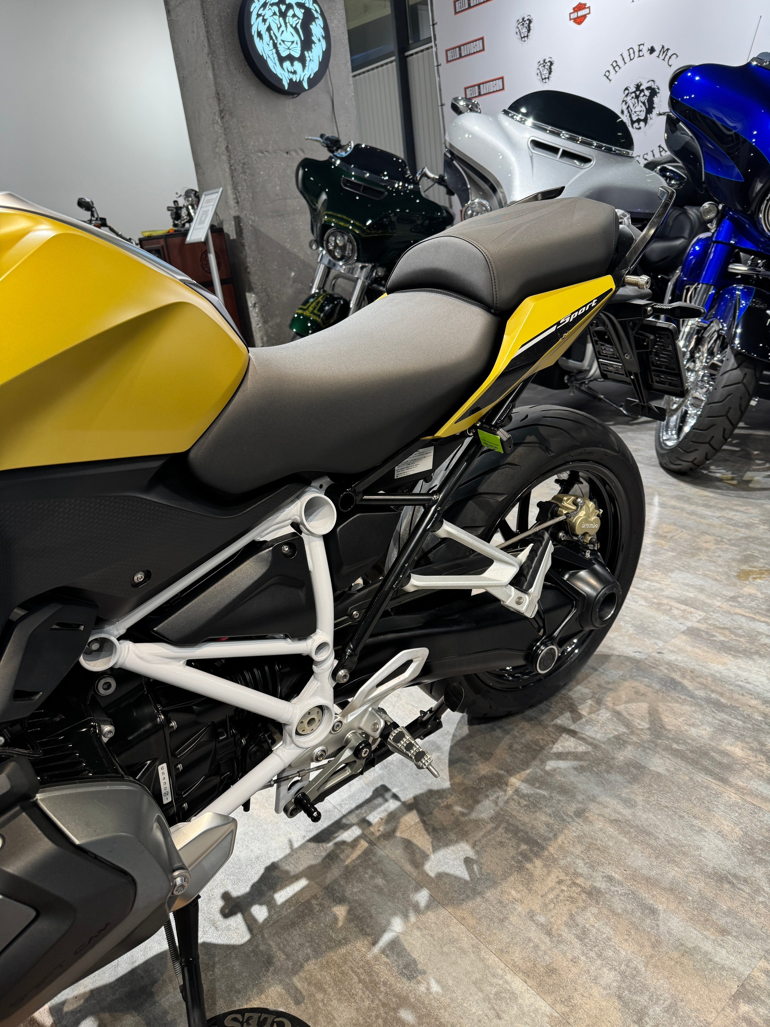 Мотоциклы 2019 R1250RS (Austin Yellow)  — купить мотоцикл. Hello Davidson, Москва. Только хорошие мотоциклы…