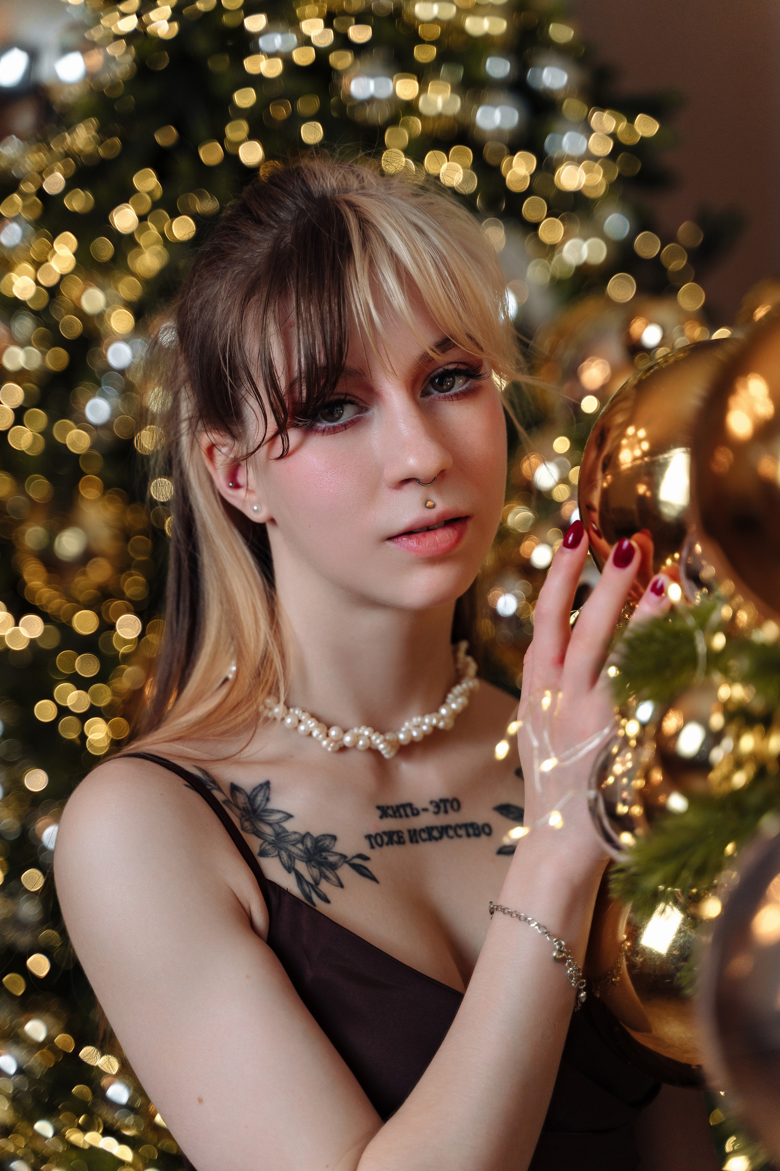 Зимняя фотосессия лавстори с предложением руки и сердца в фотостудии