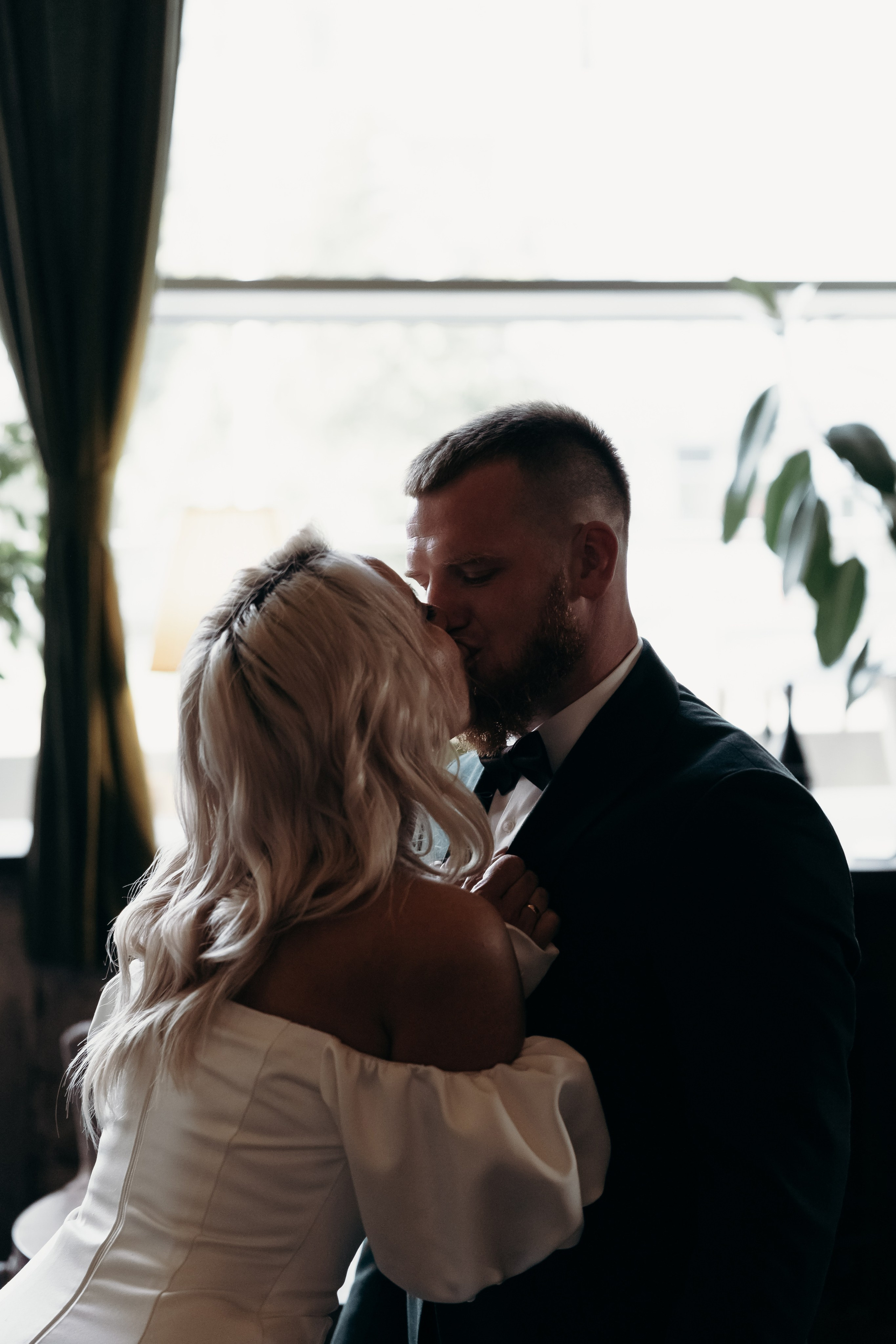 Александр и Елена (сборы, ресторан). Фотограф свадебный семейный в Красноярске Шукшина Наталья