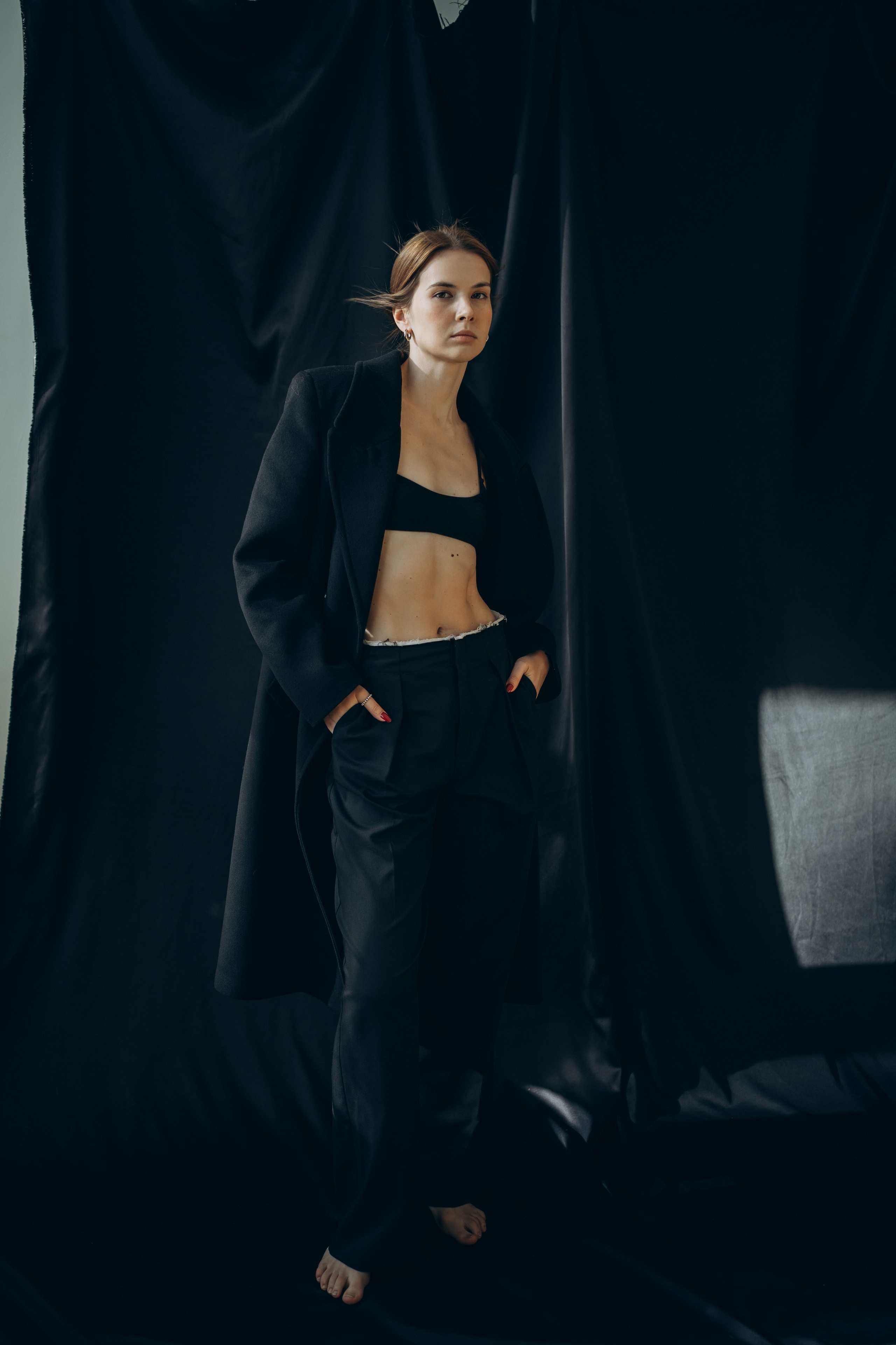 Фотосессия девушка в черном пальто 