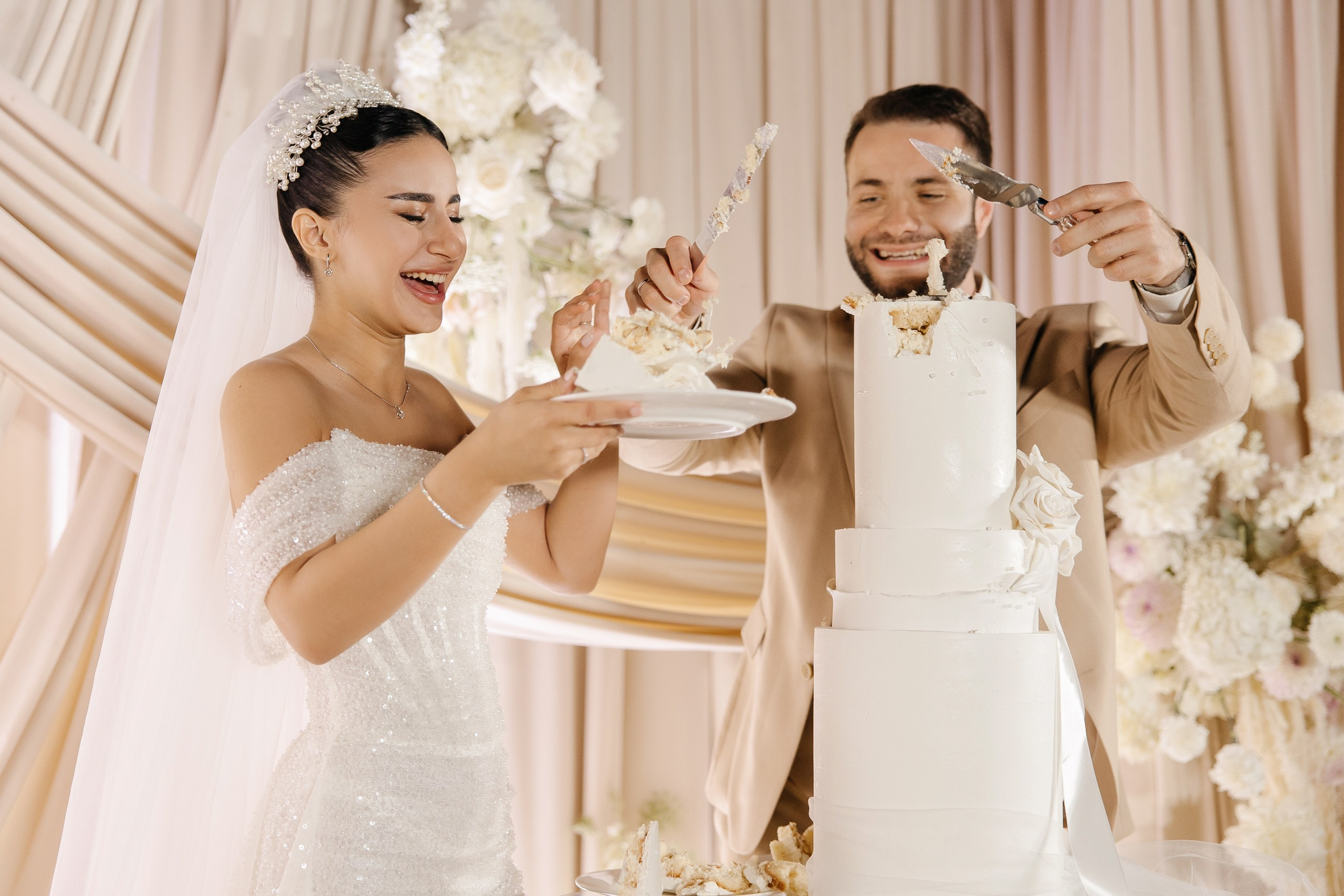 Здравствуйте! Я свадебный фотограф из Ульяновска, работаю в том числе по всей России и с выездом за границу. Снимаю свадьбы, lovestory, корпоративы, светский репортаж. Провожу обучение по фотографии, мастер-классы и воркшопы для других фотографов.