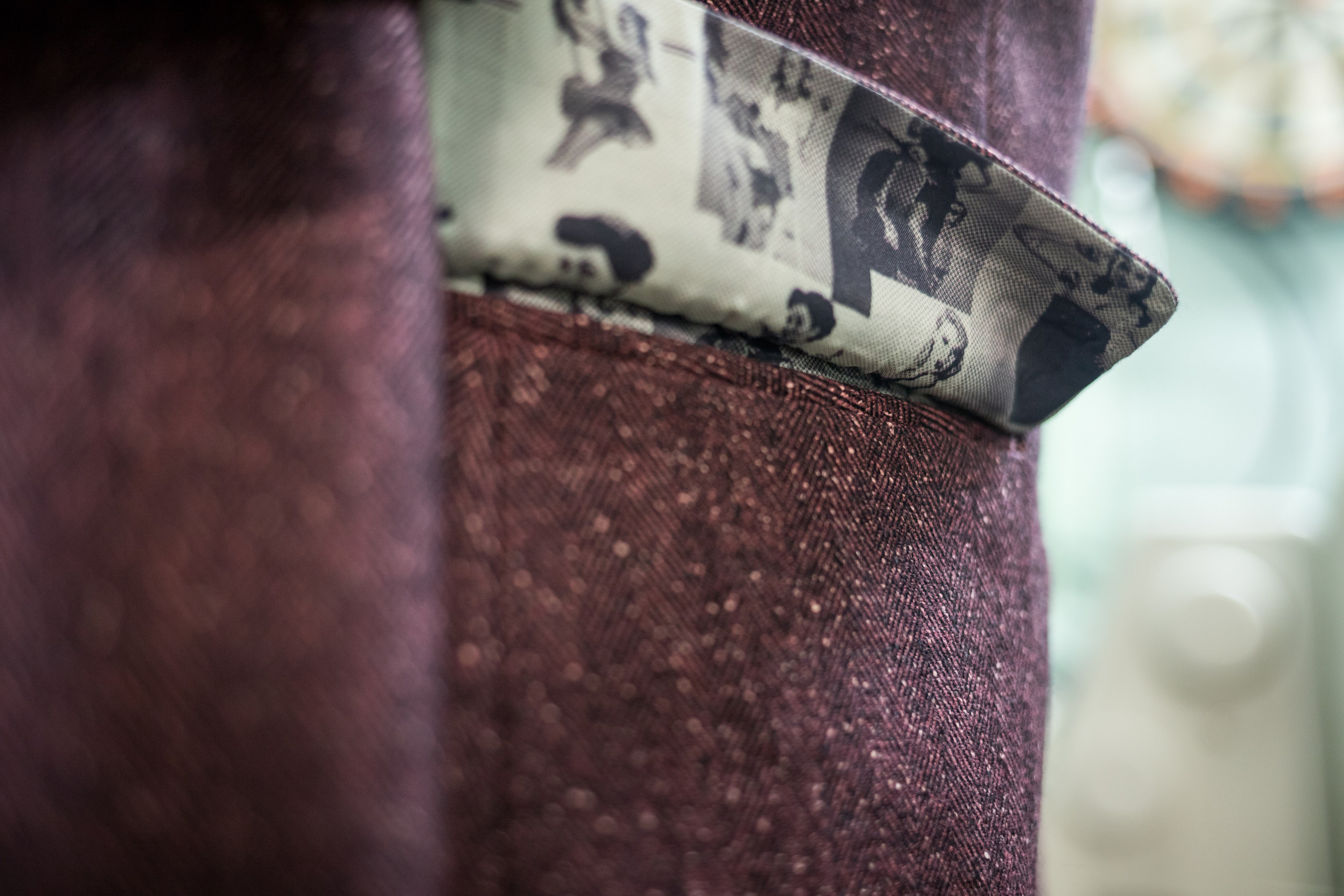 Бордовый пиджак ёлочкой и подкладка с архивным принтом, фактура шерсти, ателье в Екатеринбурге, фотограф Илья Антропов