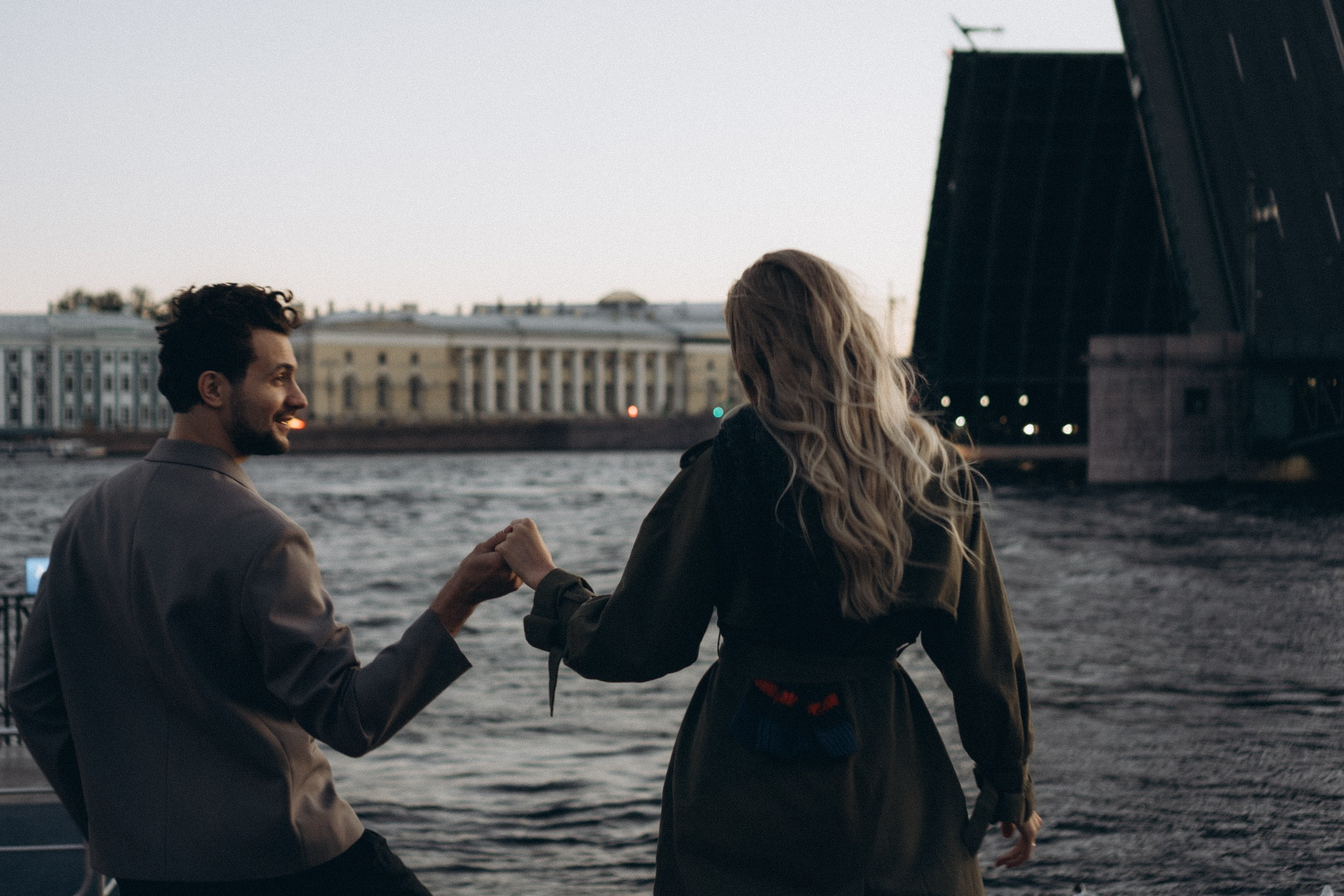 СВАДЕБНАЯ СЬЕМКА ПАРЫ НА РАССВЕТЕ В БЕЛЫЕ НОЧИ И ПРОГУЛКА С РАЗВОДНЫМИ МОСТАМИ И ПИКНИК ВОЗЛЕ ИСАКИЕВСКОГО СОБОРА. Профессиональный фотограф, Санкт-Петербург — Виктория Богомолова