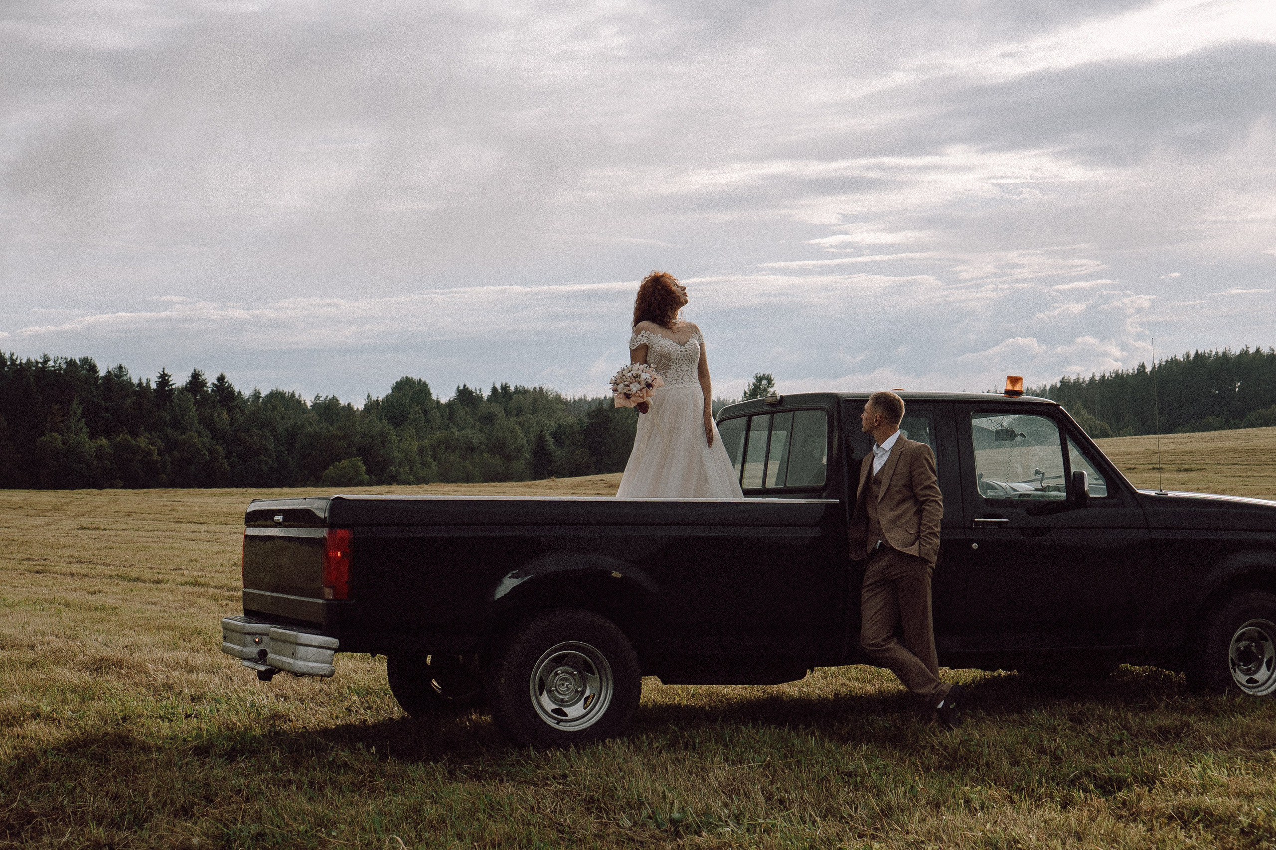 СВАДЕБНАЯ ФОТОСЕССИИЯ ПАРЫ В ГОРОДЕ ПРИОЗЕРСК В СОСНОВОМ ЛЕСУ И С ПИКАПОМ. Профессиональный фотограф, Санкт-Петербург — Виктория Богомолова