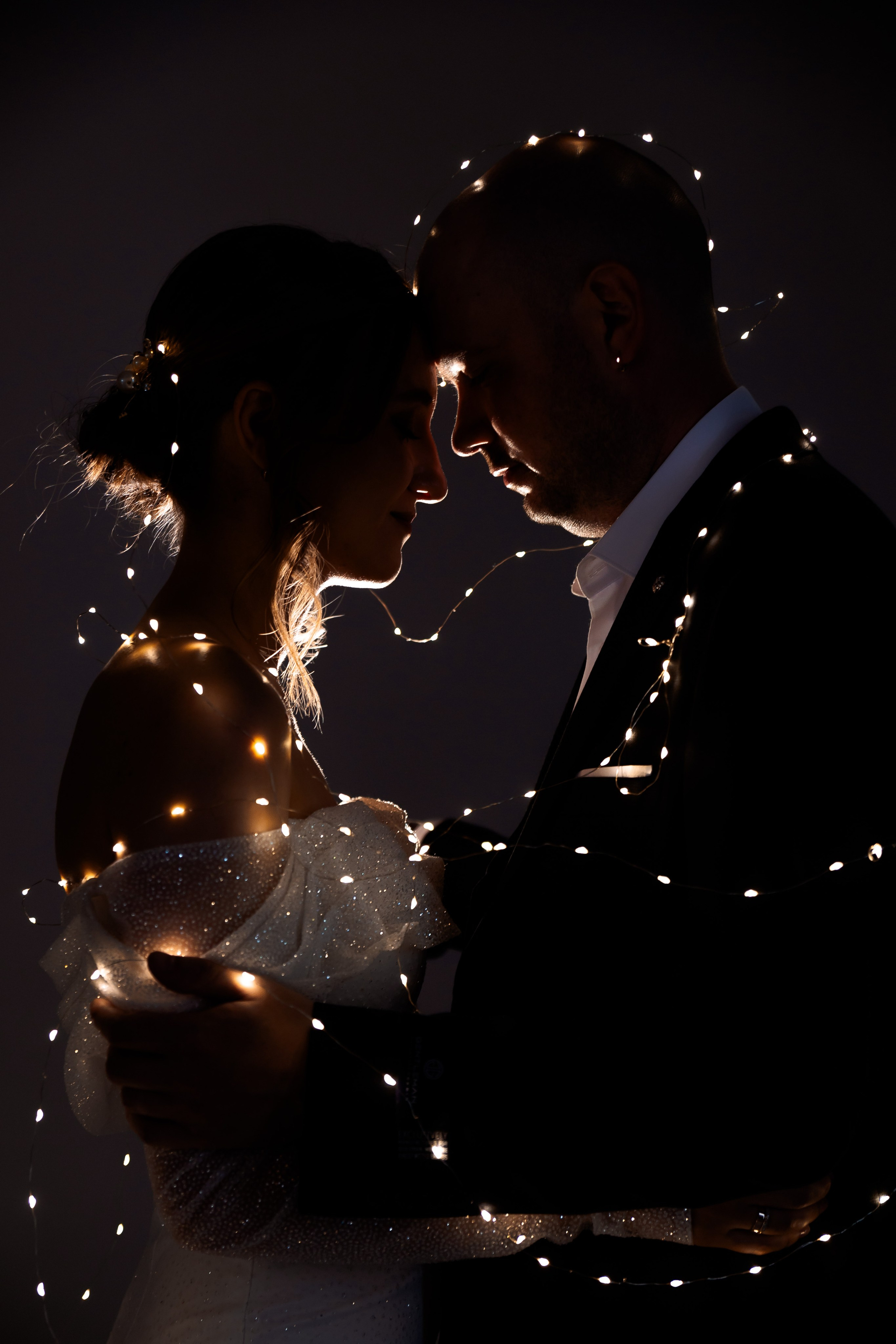 Идея для свадебной фотографии с гирляндой