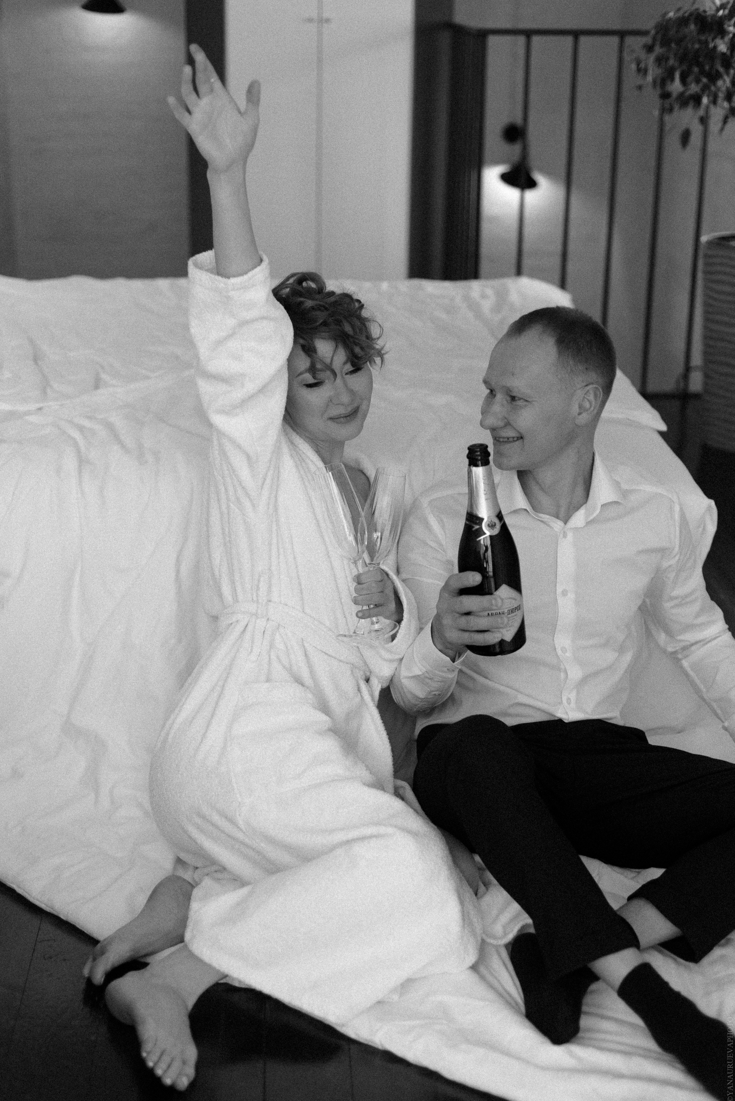 Свадебное утро в отеле с шампанским