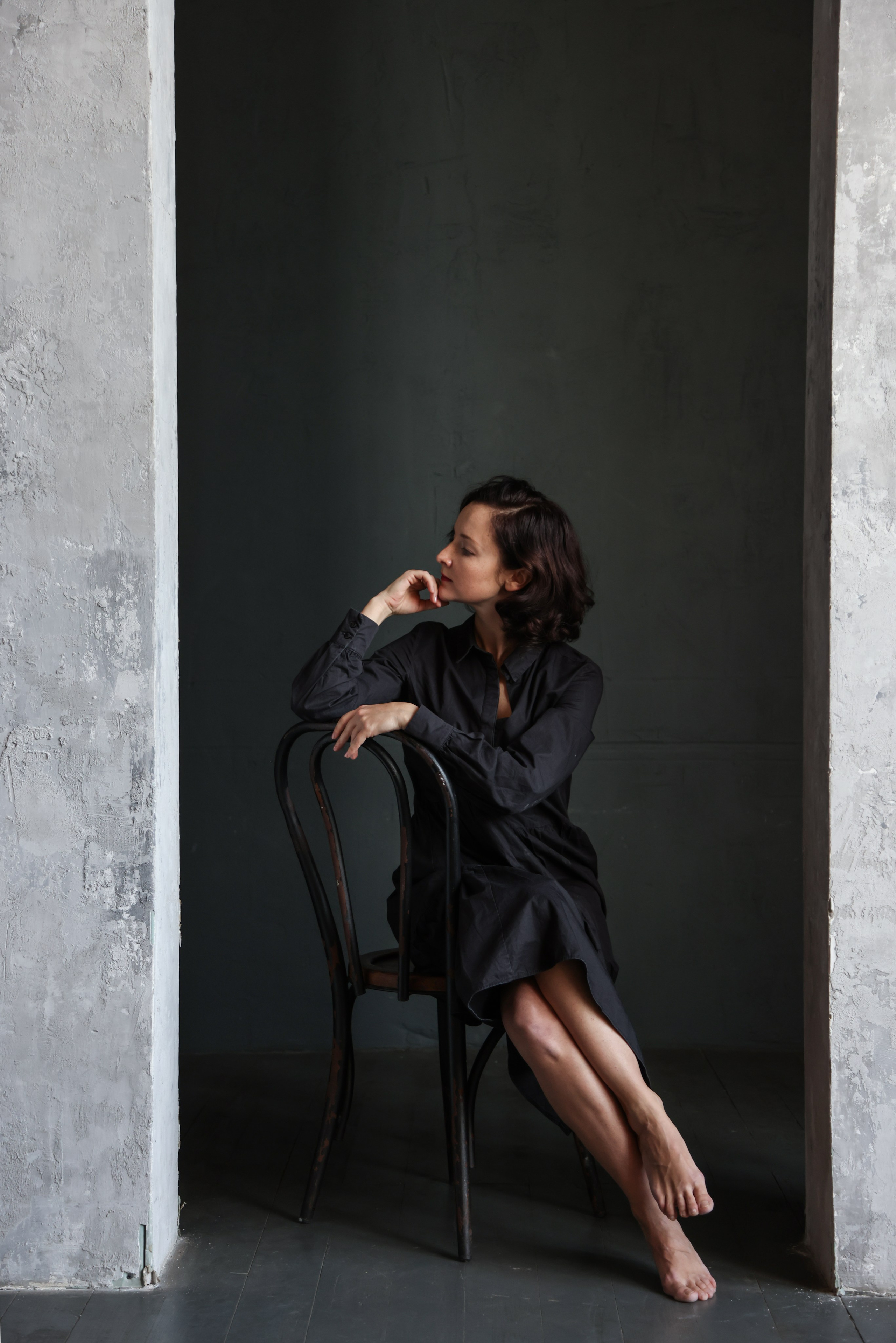 Сьемка в студии, брюнетка на темном фоне Фотограф - Мэри Маршания