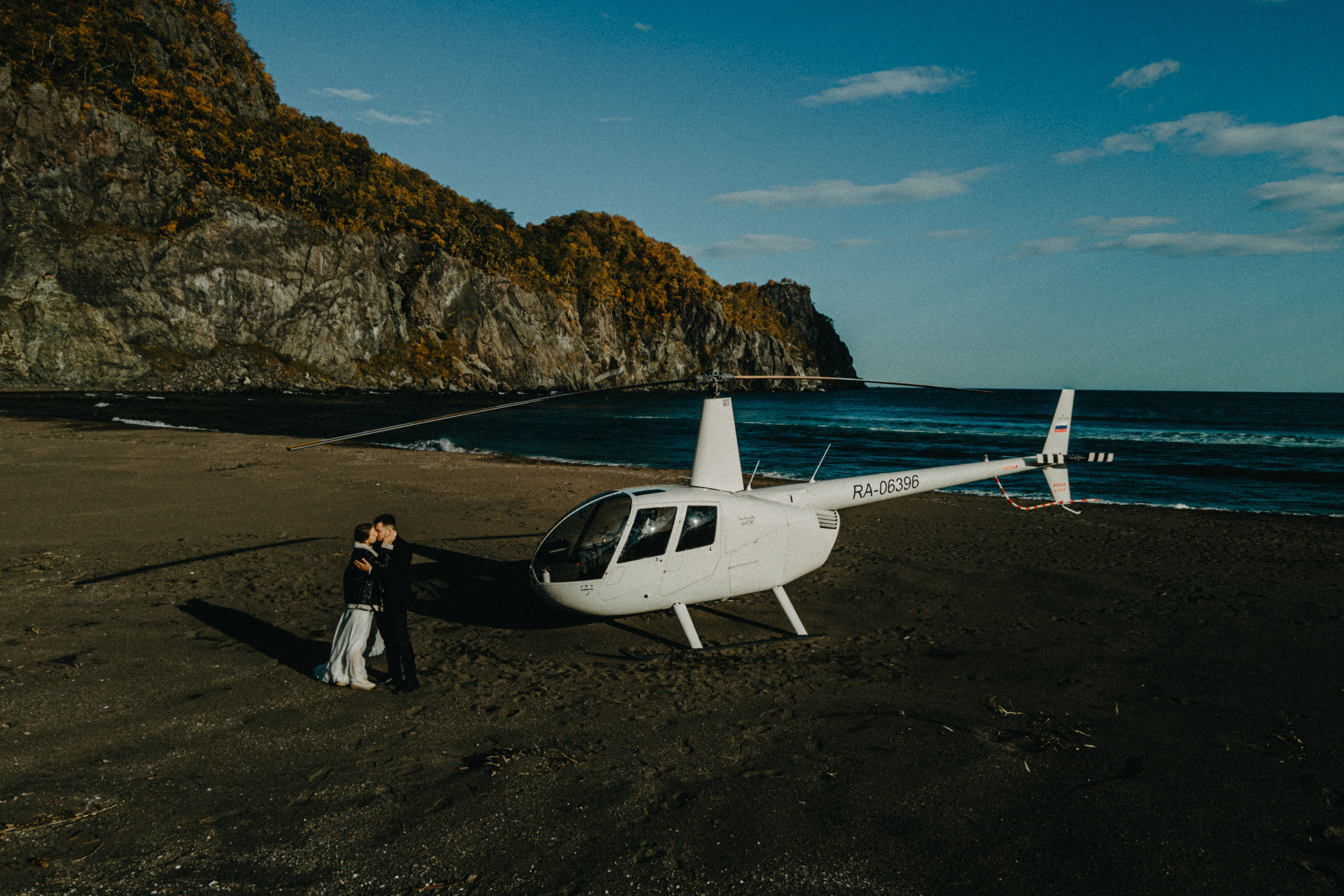 Вертолетный полет Бухта Жировая. Свадебное фото и видео на Камчатке. Туристические маршруты
