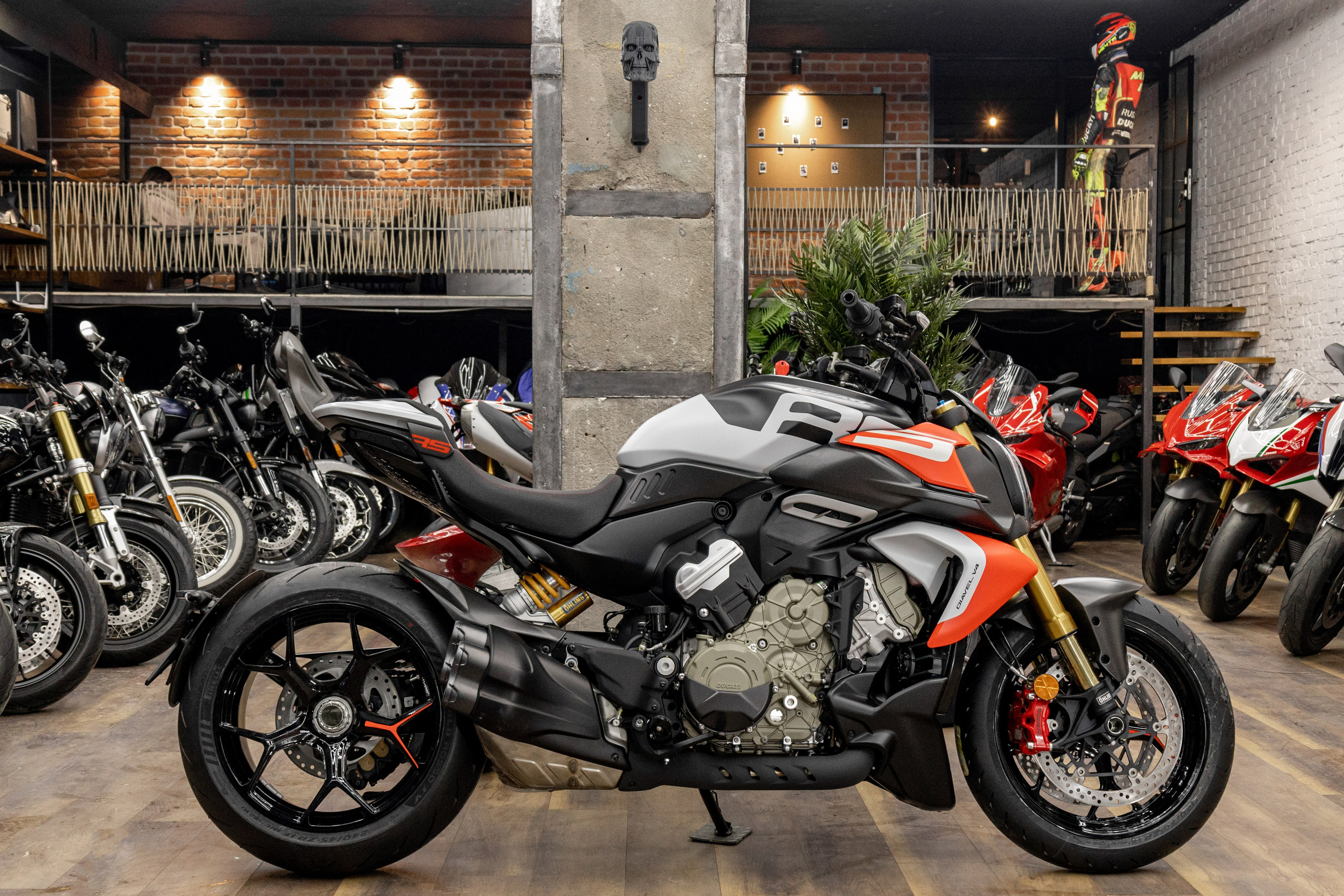 Профессиональная съемка автомобилей и мотоциклов. Фото и видео контент для бизнеса в Москве и Московской области