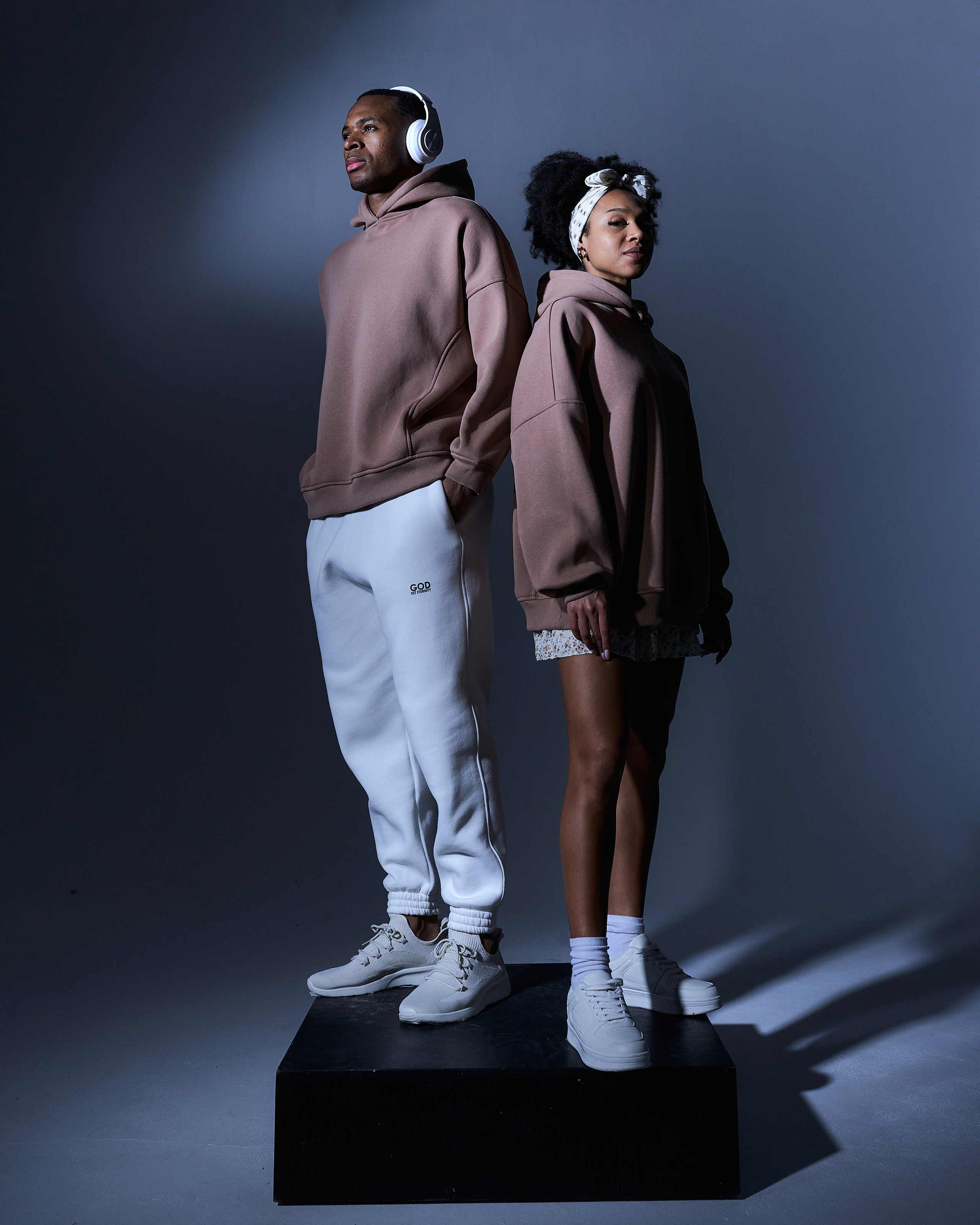 Свежий взгляд на спортивный оверсайз в студийном свете