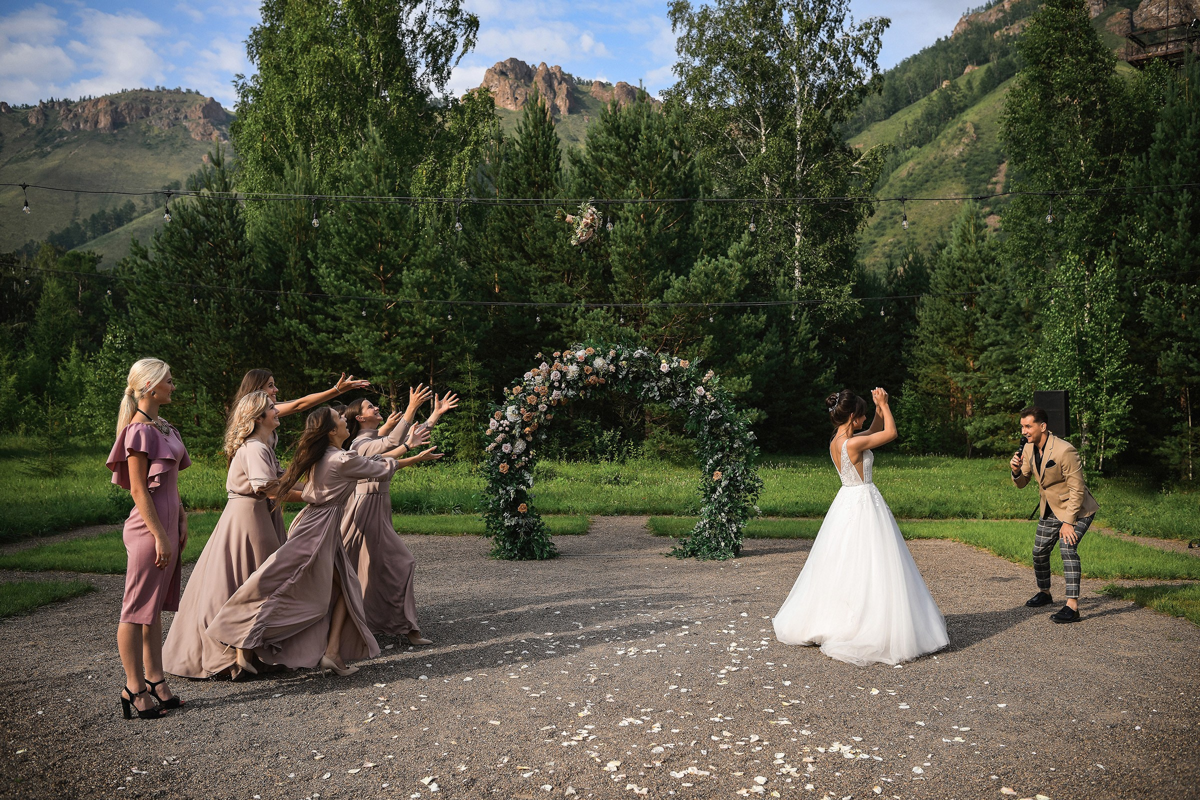 🌄 Демьян и Катя — свадьба в нацпарке "Столбы" | Веселый банкет и эпичные фото на скалах. 📸 Свадебный и семейный фотограф в Красноярске Тихомиров Евгений | 17 лет опыта | 800+ свадеб