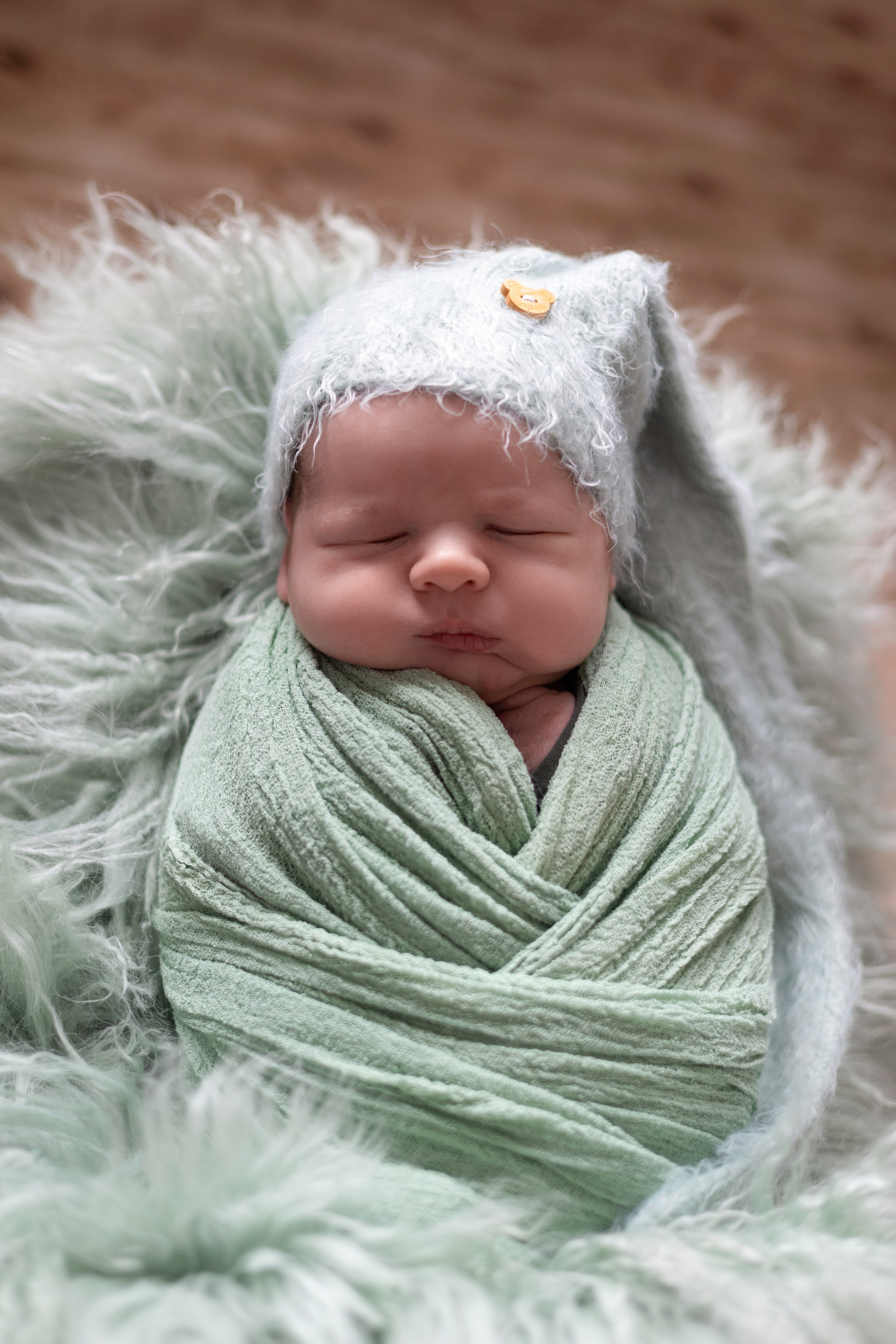 новорожденный мальчик в нежном мятном цвете, спящий малыш в колпаке