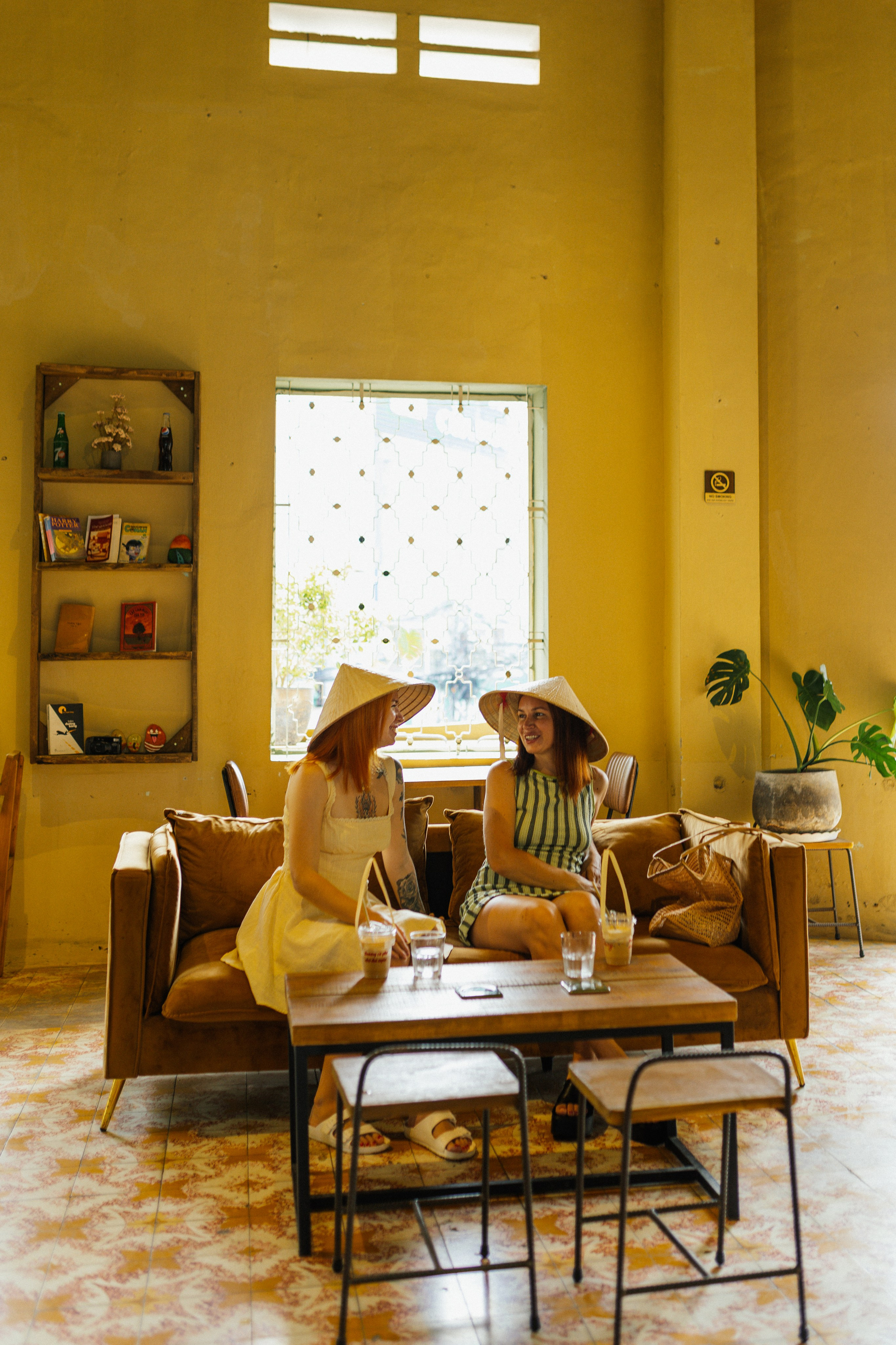 Елена и Полина на улицах Нячанга. Главная