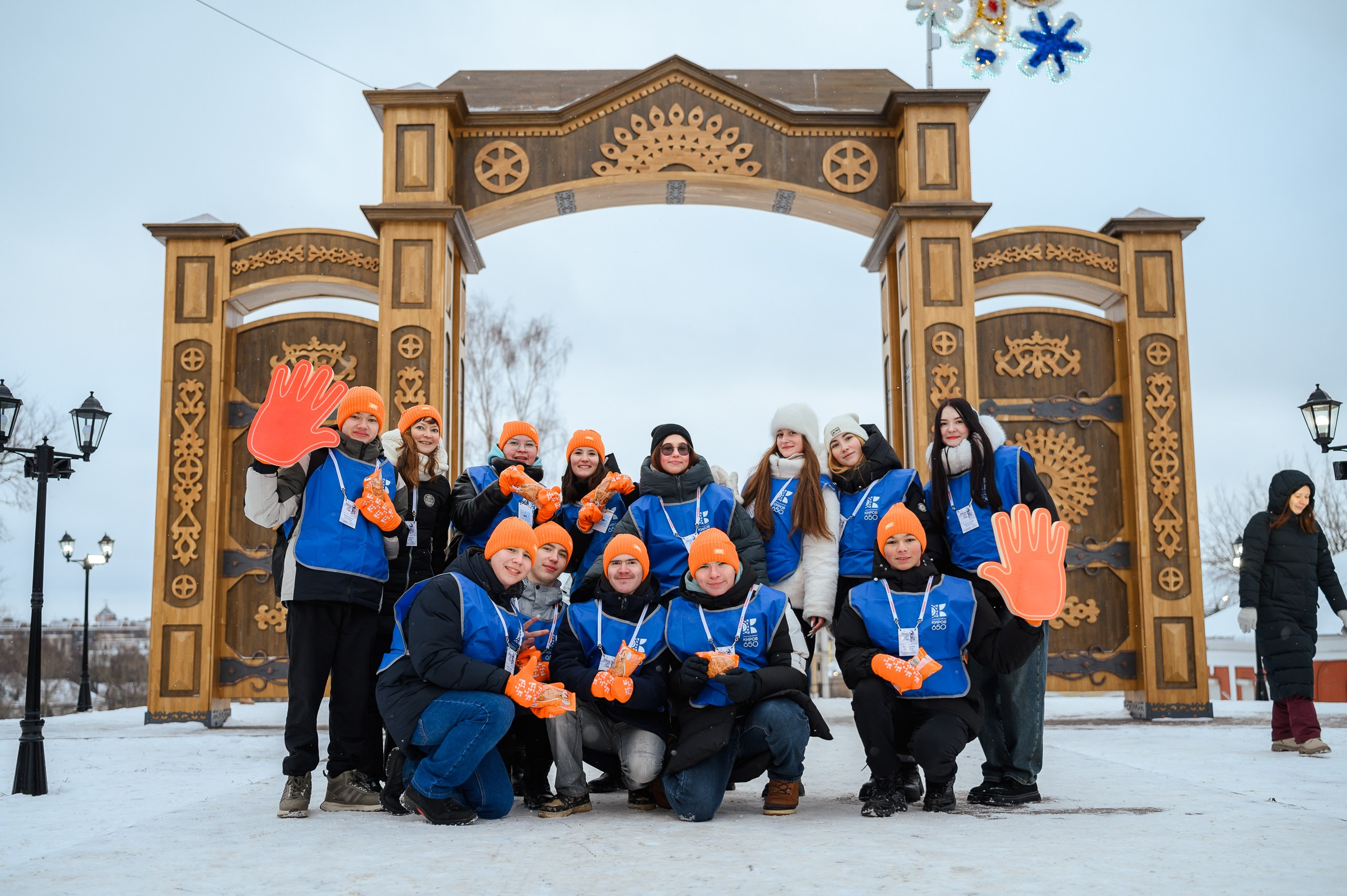 Новогодние волонтеры | Открытие Новогодней столицы Кирова 2025. Репортажный фотограф в Кирове Александр Лутошкин