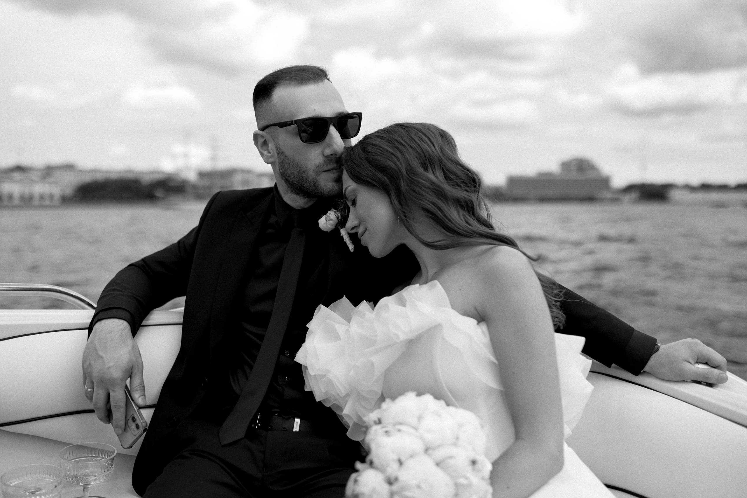 Свадебная фотосессия на катере в Санкт-Петербурге. Сестры Карабаза. Фотографы и ретушеры в Москве и Санкт-Петербурге