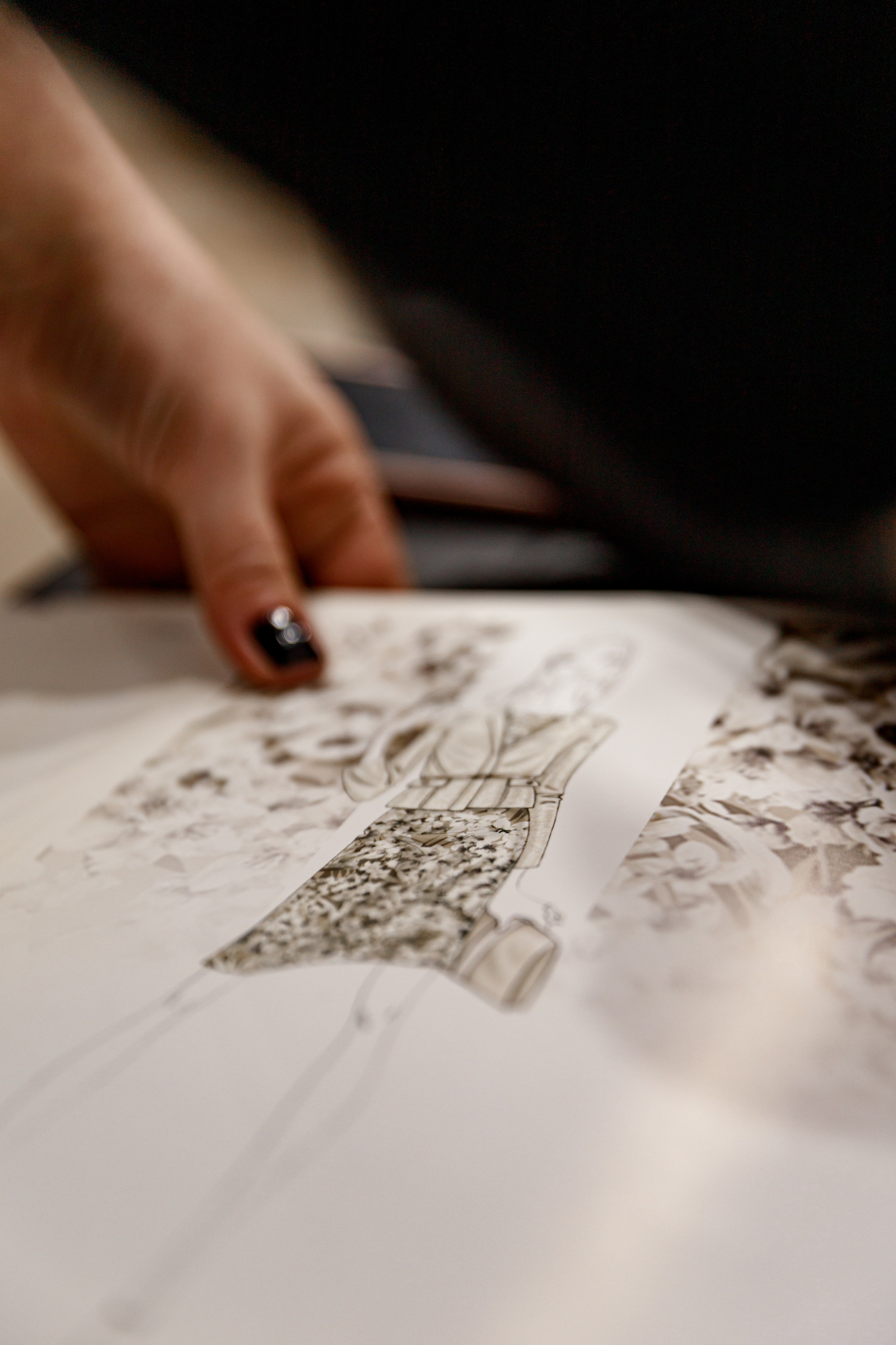 Эскиз костюма с цветочным принтом на рабочем столе ателье, Екатеринбург, фотограф Илья Антропов