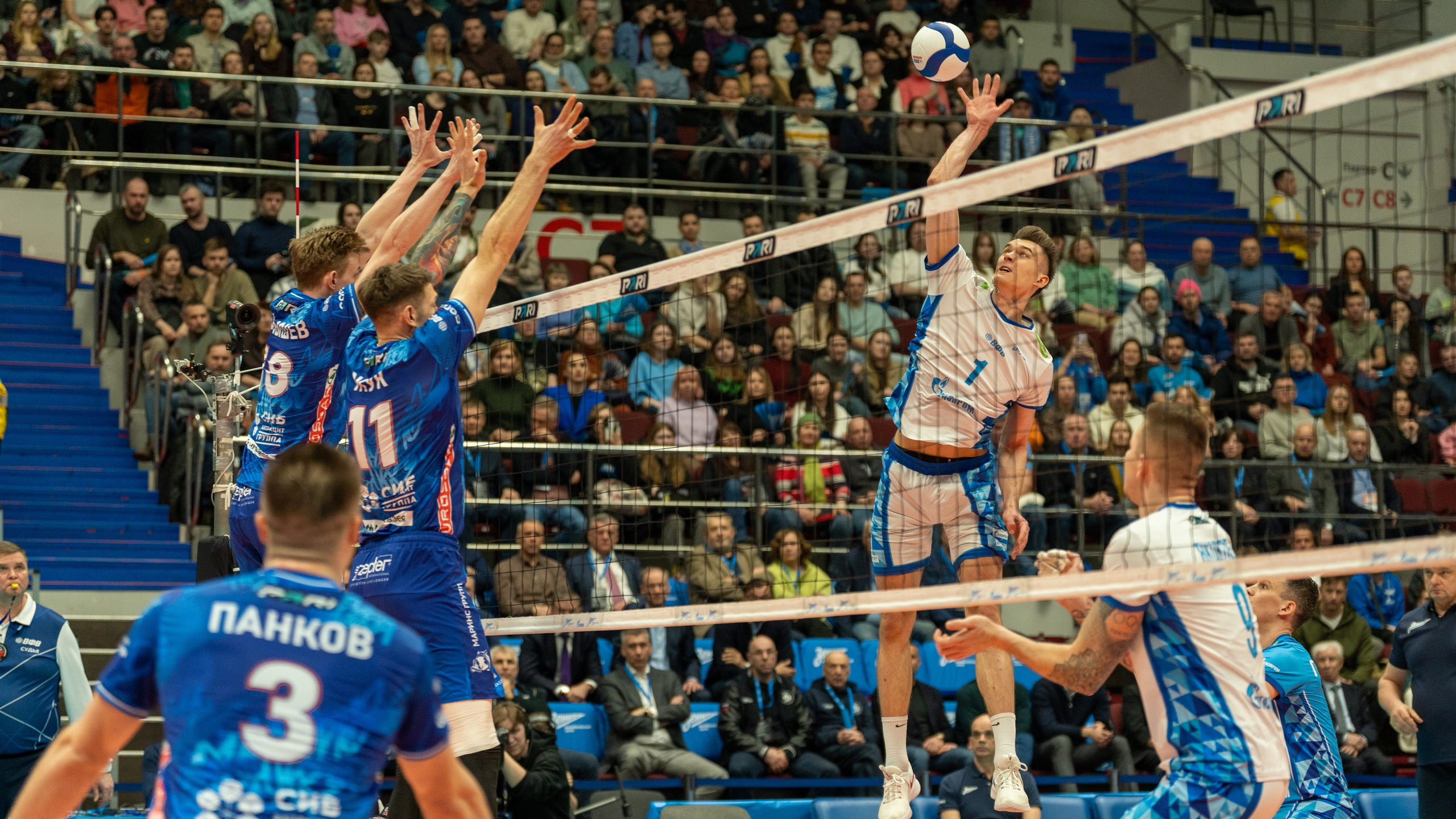 Атака «Зенита» через двойной блок «Динамо» — волейбол в Санкт-Петербурге, спортивная фотосъёмка, динамика и репортажный стиль, СПб.