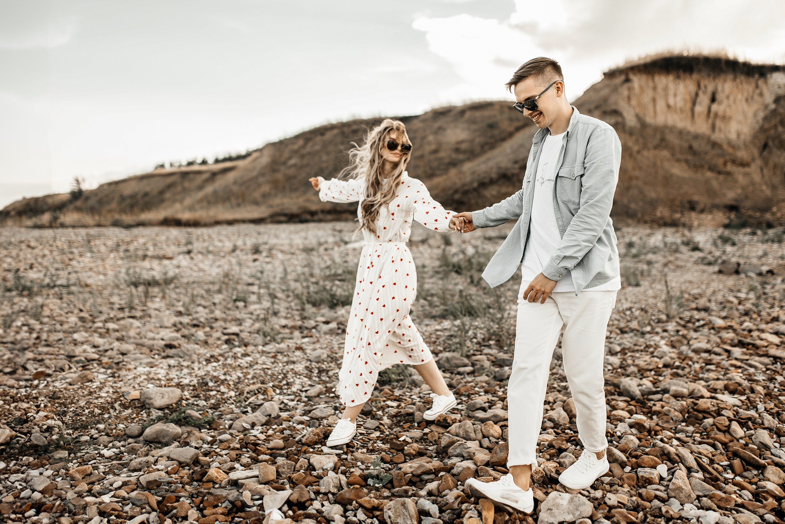 Здравствуйте! Я&nbsp;свадебный фотограф из&nbsp;Ульяновска, работаю в&nbsp;том числе по&nbsp;всей России и&nbsp;с&nbsp;выездом за&nbsp;границу. Снимаю свадьбы, lovestory, корпоративы, светский репортаж. Провожу обучение по&nbsp;фотографии, мастер-классы и&nbsp;воркшопы для других фотографов.