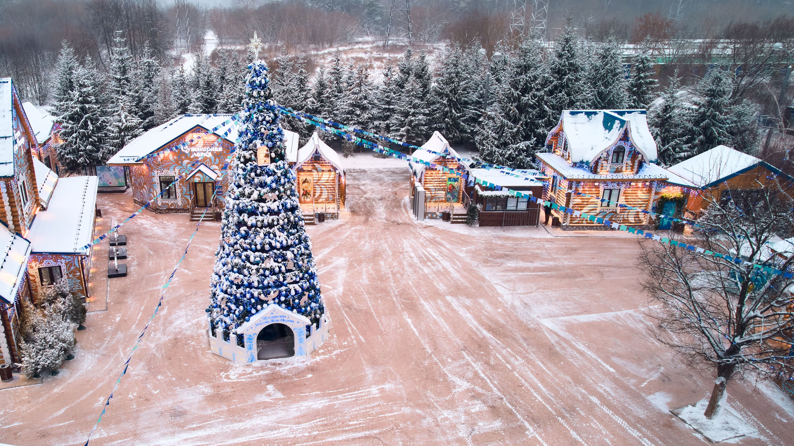 Терема Усадьбы Деда Мороза днём. Никита Хохловский фото и видео продакшн