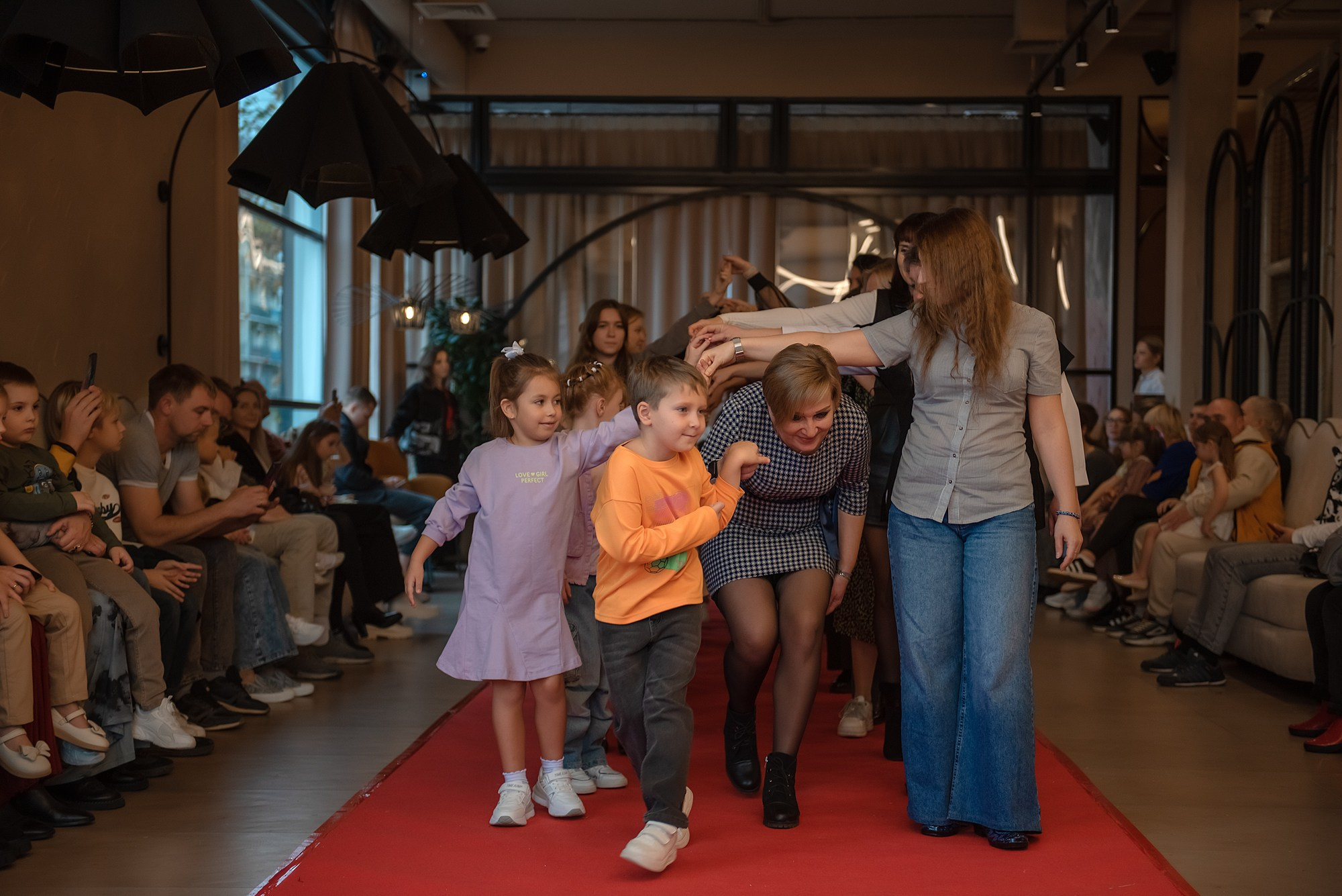 HAPPYkids дефиле в день мамы. Семейный и коммерческий фотограф в Сочи Александр Бодунов