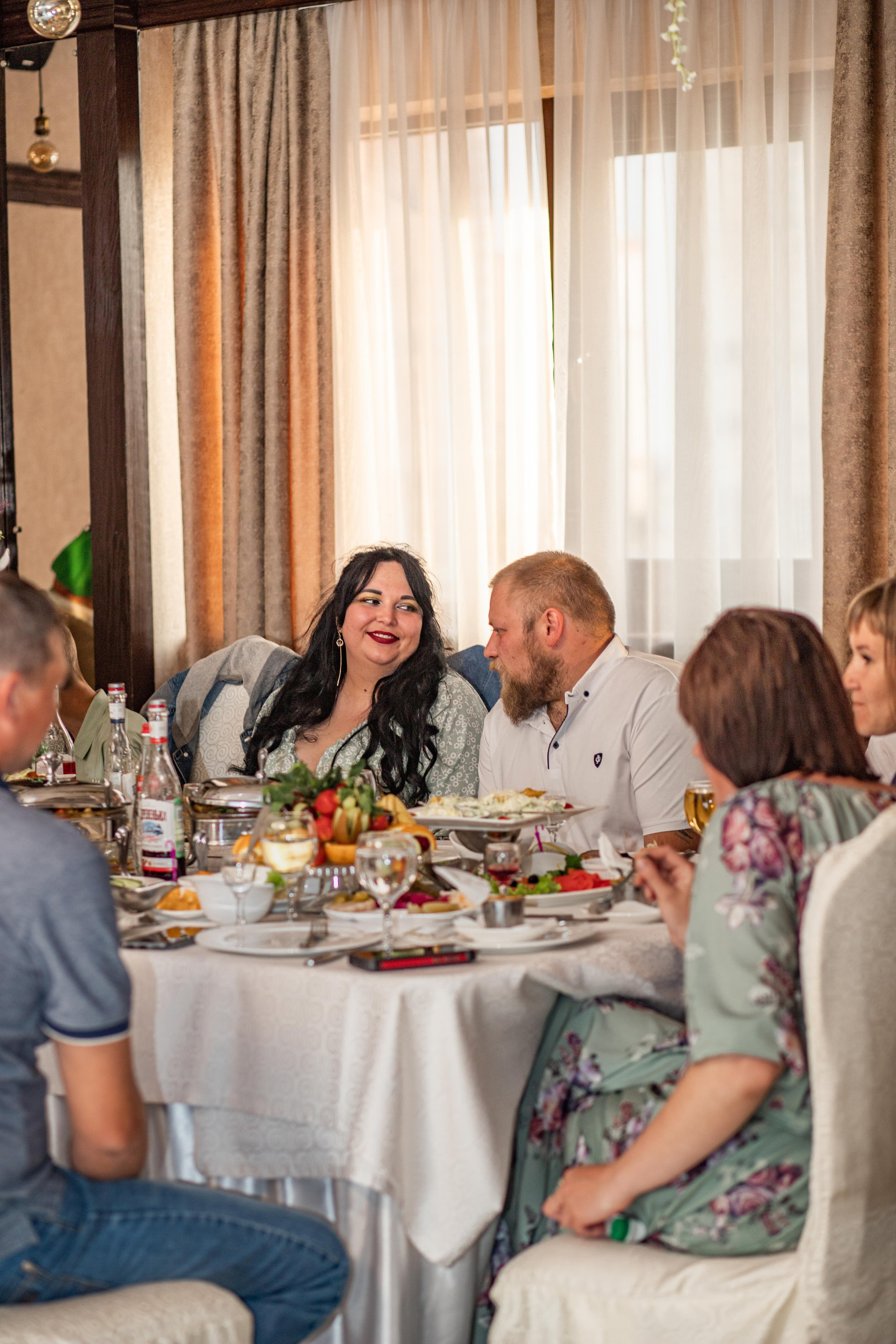 Репортаж торжества в ресторане. Семейный свадебный интерьерный фотограф Тверь Санкт- Марина Свистунова