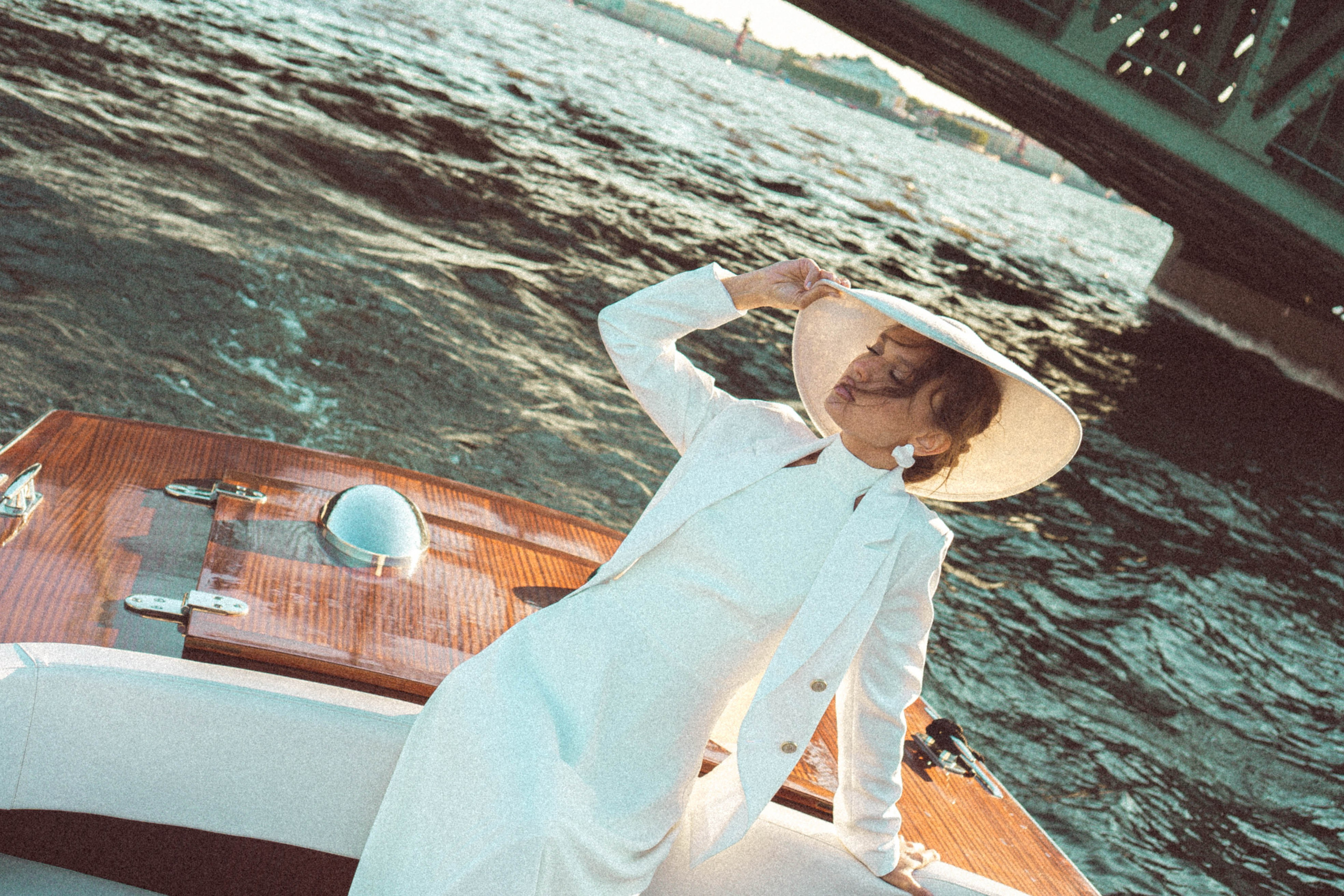 СВАДЕНБНАЯ СЬЕМКА НА КАТЕРЕ ПО КАНАЛАМ САНКТ-ПЕТЕРБУРГА И В АКВАТОРИИ НЕВЫ. Профессиональный фотограф, Санкт-Петербург — Виктория Богомолова