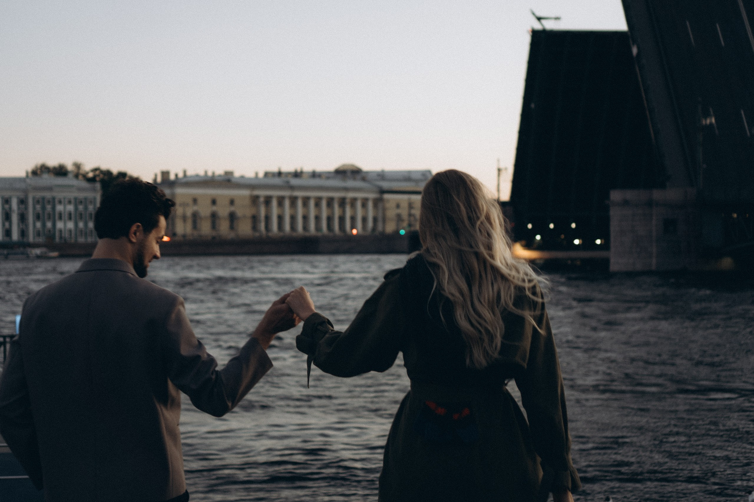 СВАДЕБНАЯ СЬЕМКА ПАРЫ НА РАССВЕТЕ В БЕЛЫЕ НОЧИ И ПРОГУЛКА С РАЗВОДНЫМИ МОСТАМИ И ПИКНИК ВОЗЛЕ ИСАКИЕВСКОГО СОБОРА. Профессиональный фотограф, Санкт-Петербург — Виктория Богомолова