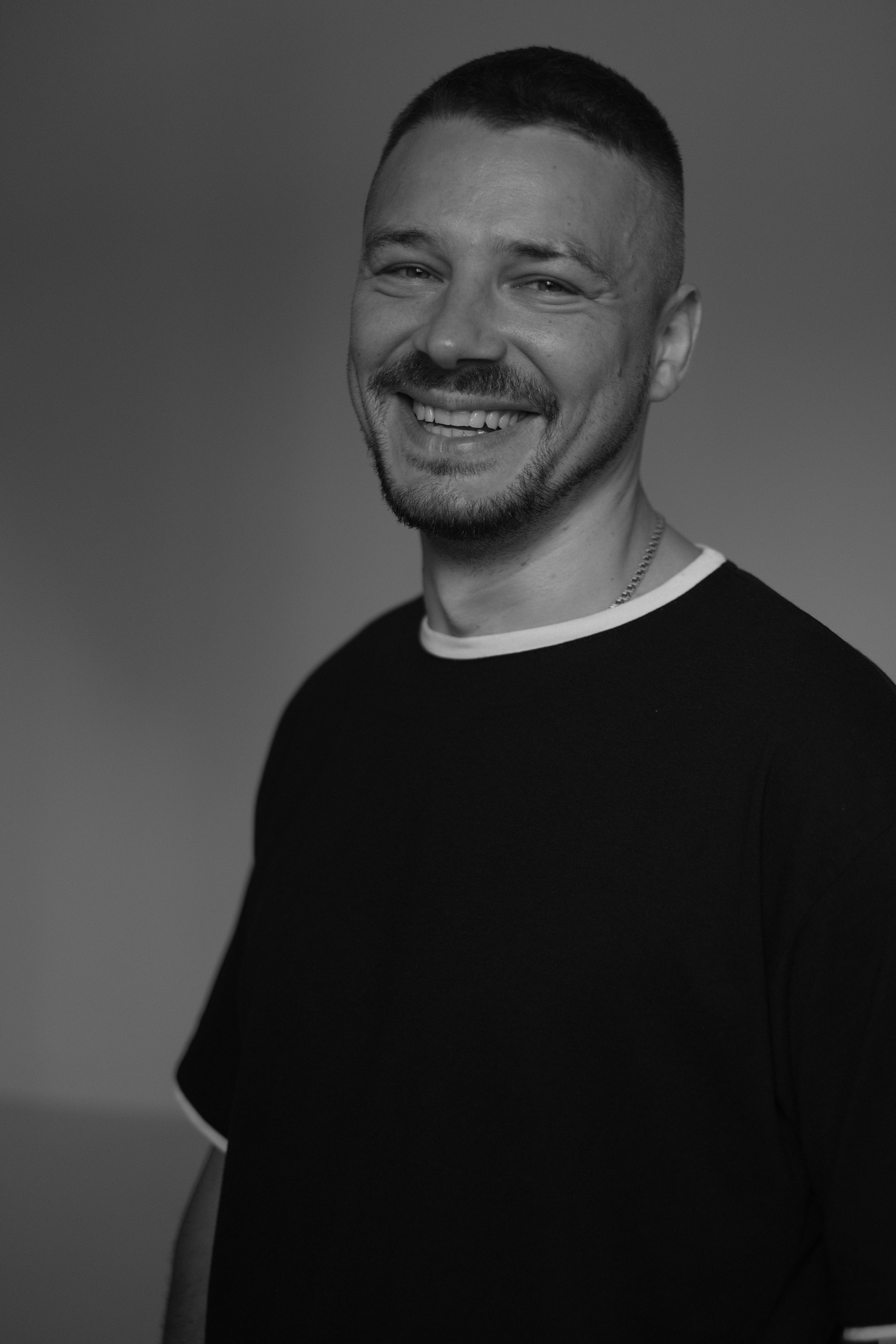 Бизнес портрет, контент-фотограф. Профессиональная фотосъемка в Крыму. Натуральные эмоции и живые кадры. Забронируйте дату прямо сейчас!