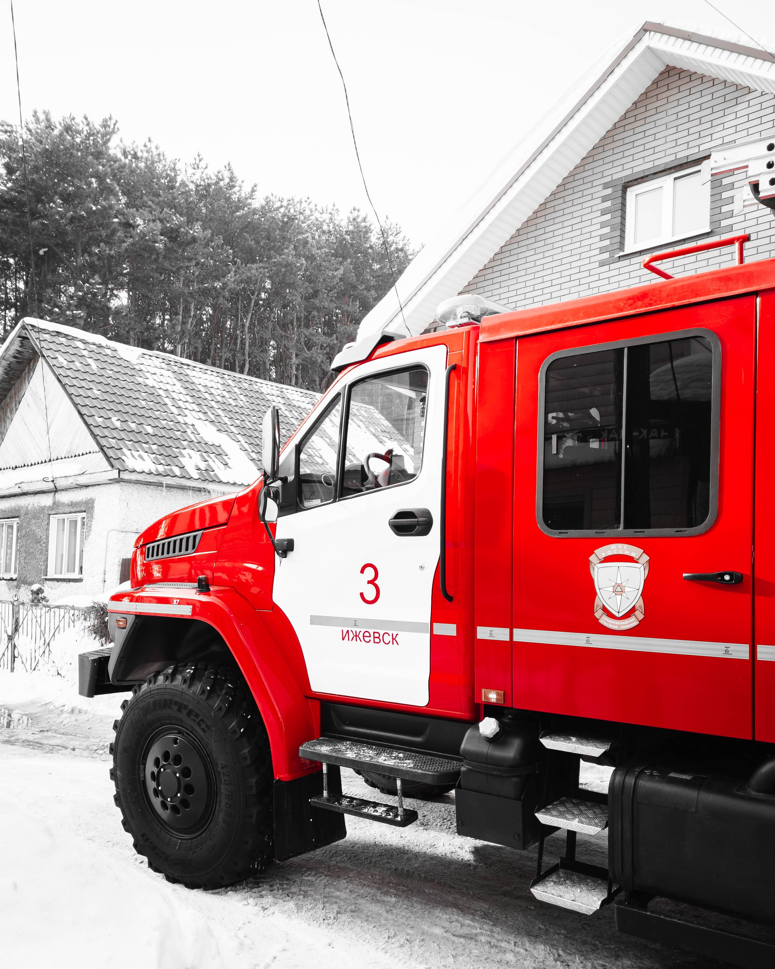 Кабина красной пожарной машины в частном секторе