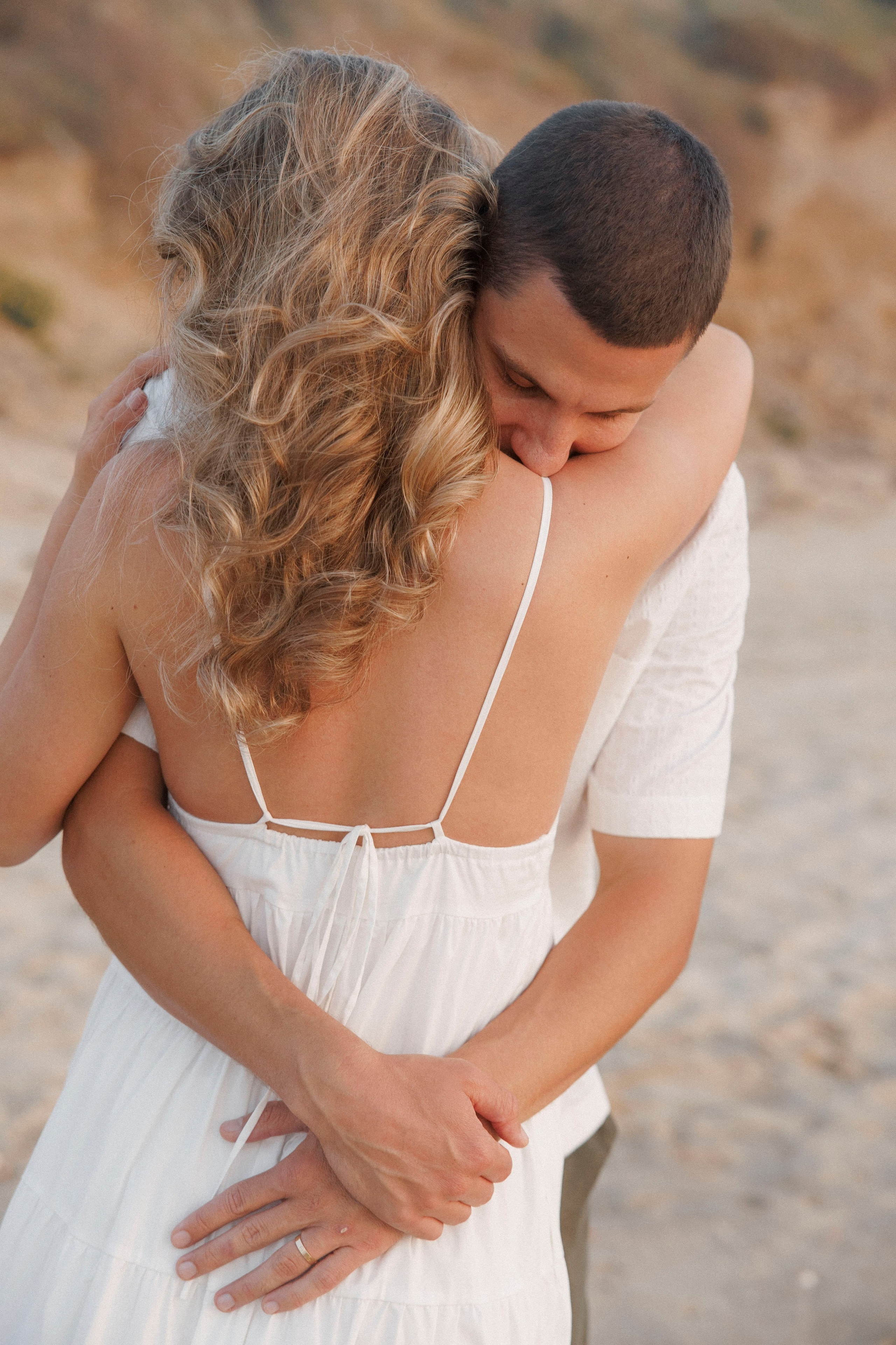 Pregnancy photoshoot near the sea (cloudy weather). Главная