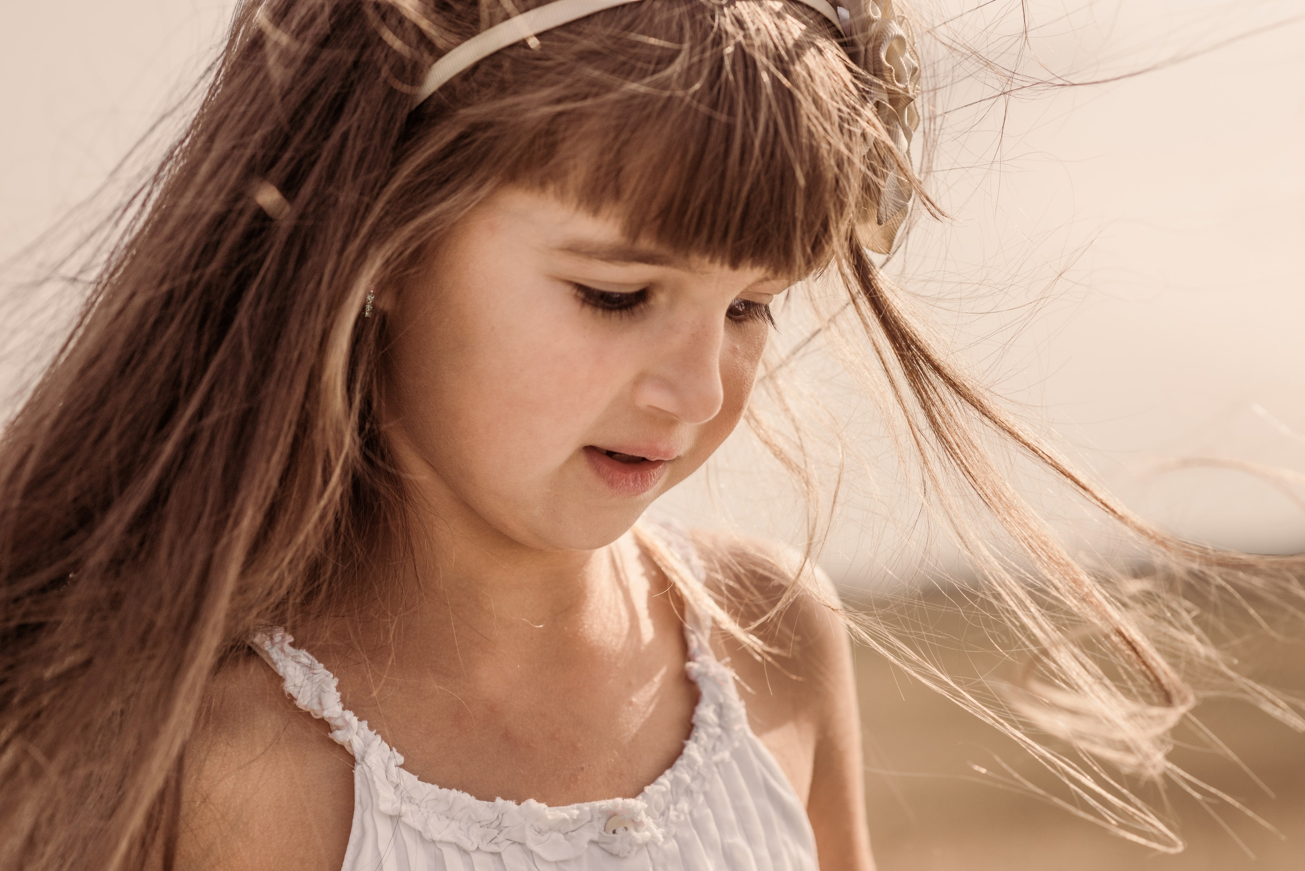 Entdecken Sie eine professionelle Familienfotoserie im Freien. Natürliche Posen, warme Farben und authentische Momente für moderne Familienfotografie.