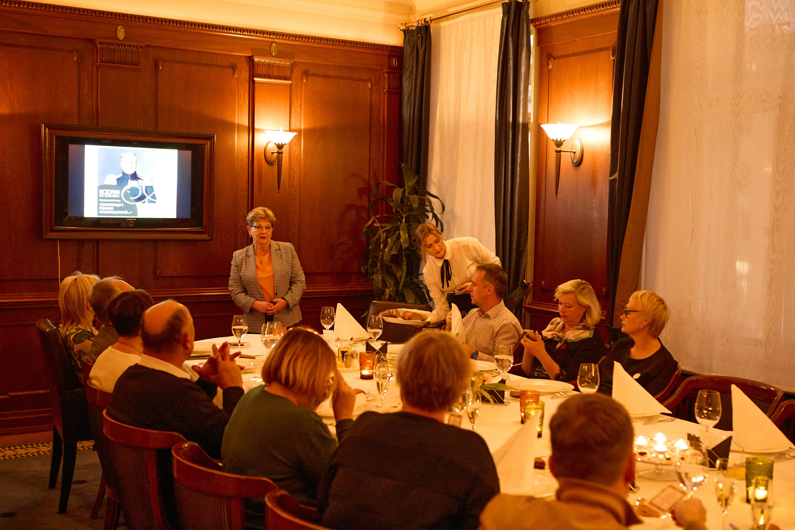 Evening on Nevsky Prospect Street at the Palkin Restaurant. Фотограф в Санкт-Петербурге Владимир Тихомиров