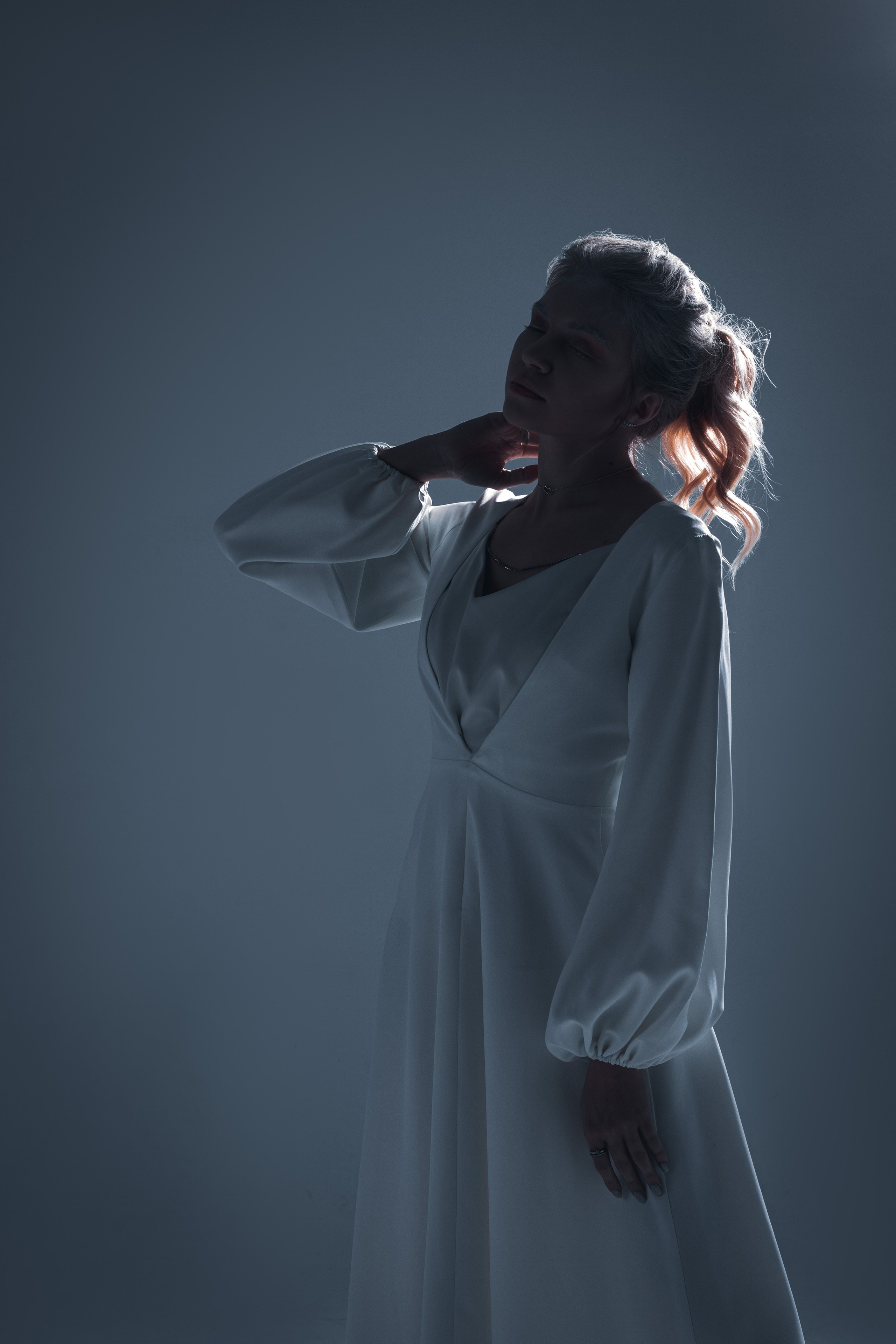 Девушка в белом платье Индивидуальная портретная фотосессия. Фотостудия Beverly Hills.