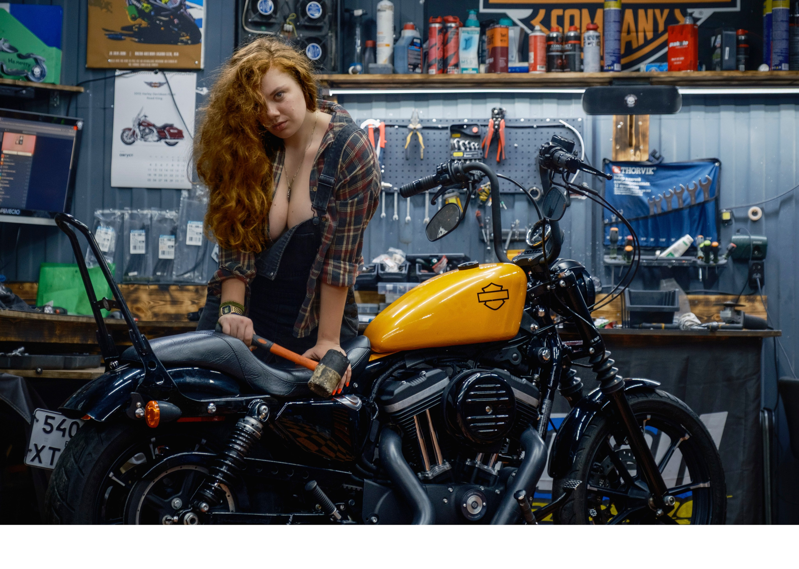 Календарь Girls Only 26. FotoMotoHunterZ — фотографии мотоциклистов на улицах города