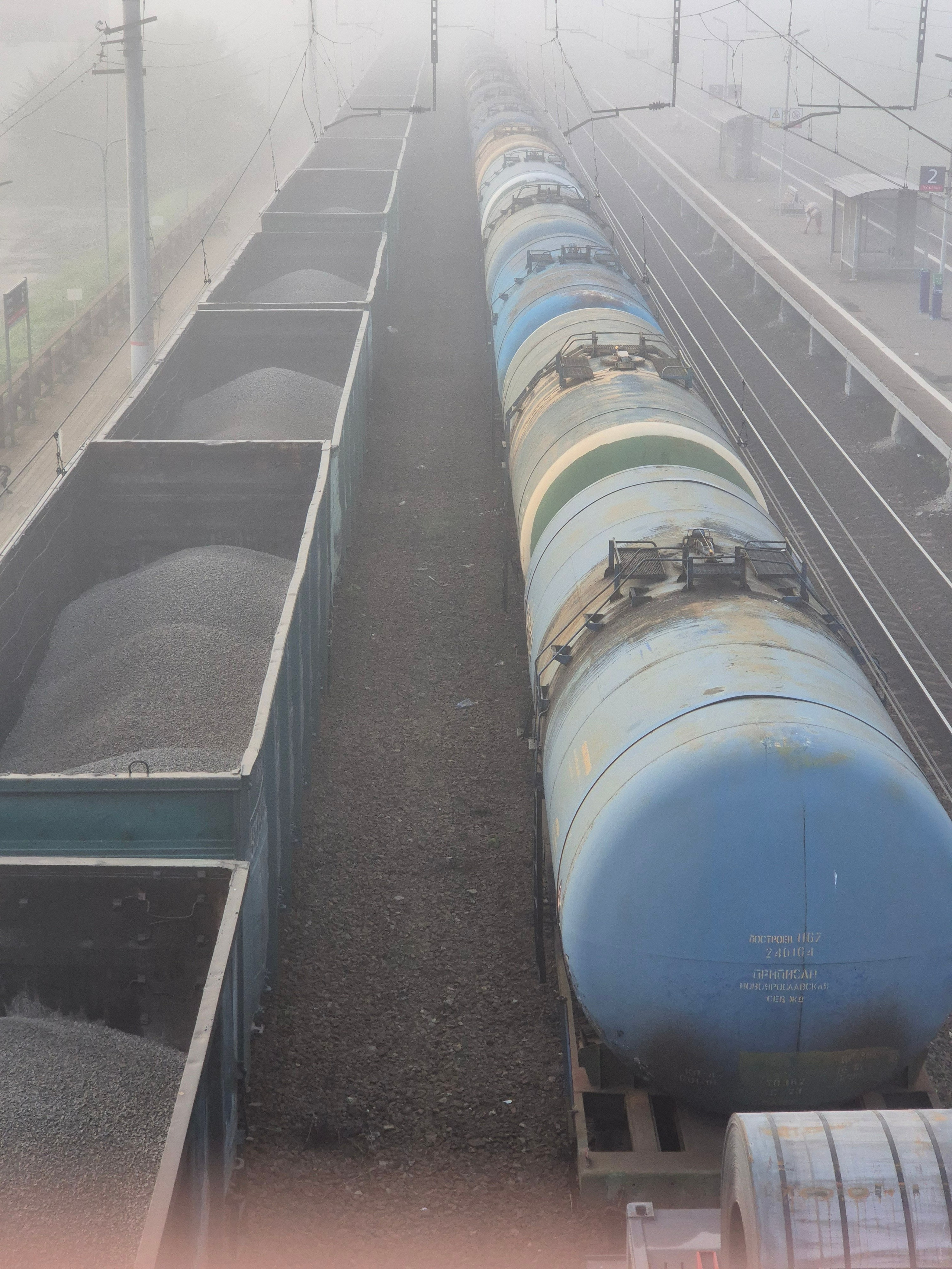 Железная дорога тоже окутана туманом