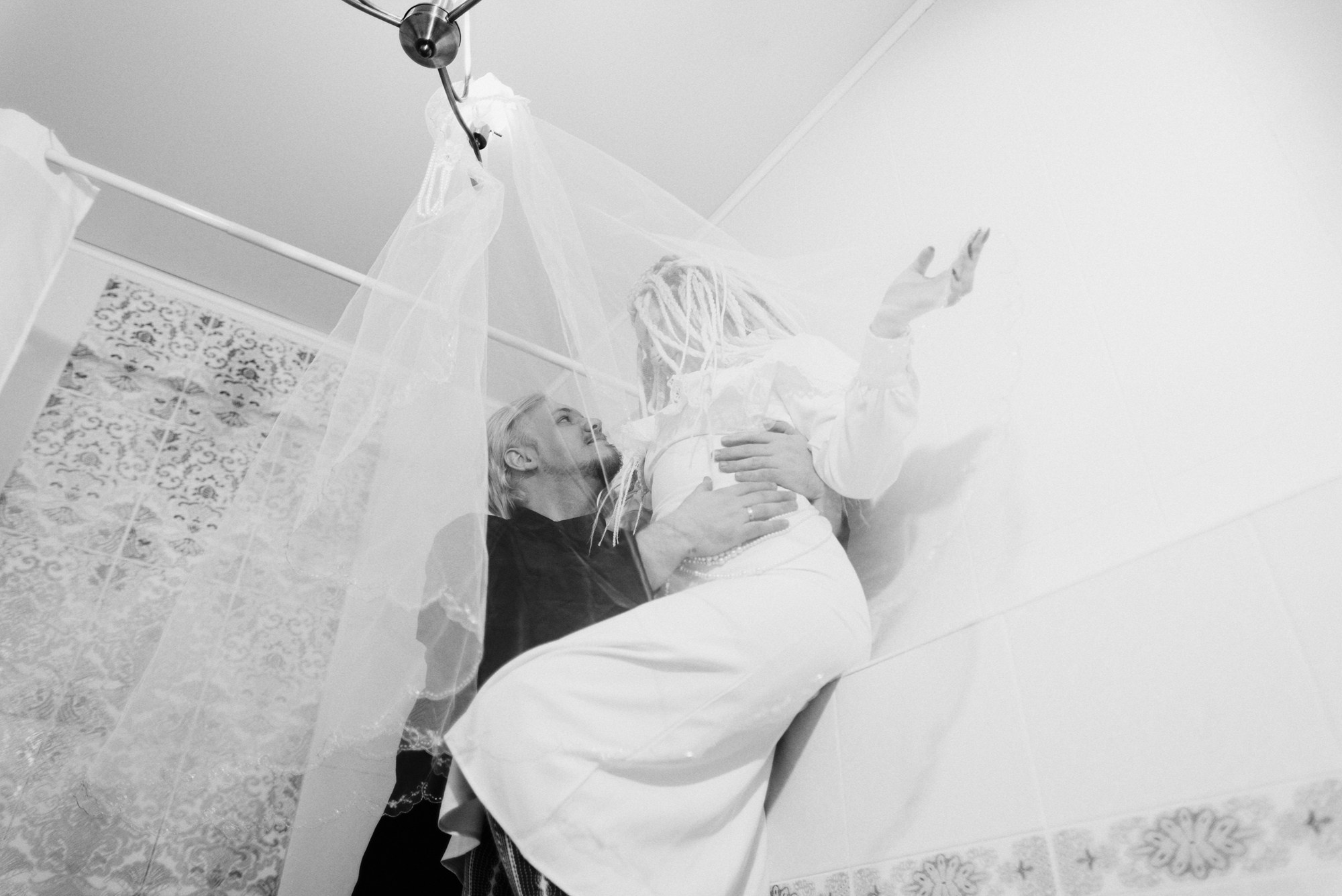 Свадьба для двоих в Тюмени — фотосессия в ЗАГСе, кафе и отеле. Портретный фотограф Тюмень Дарья Мустафина