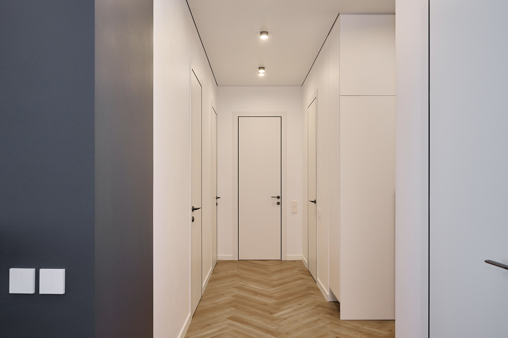 коридор светлые оттенки белые двери 