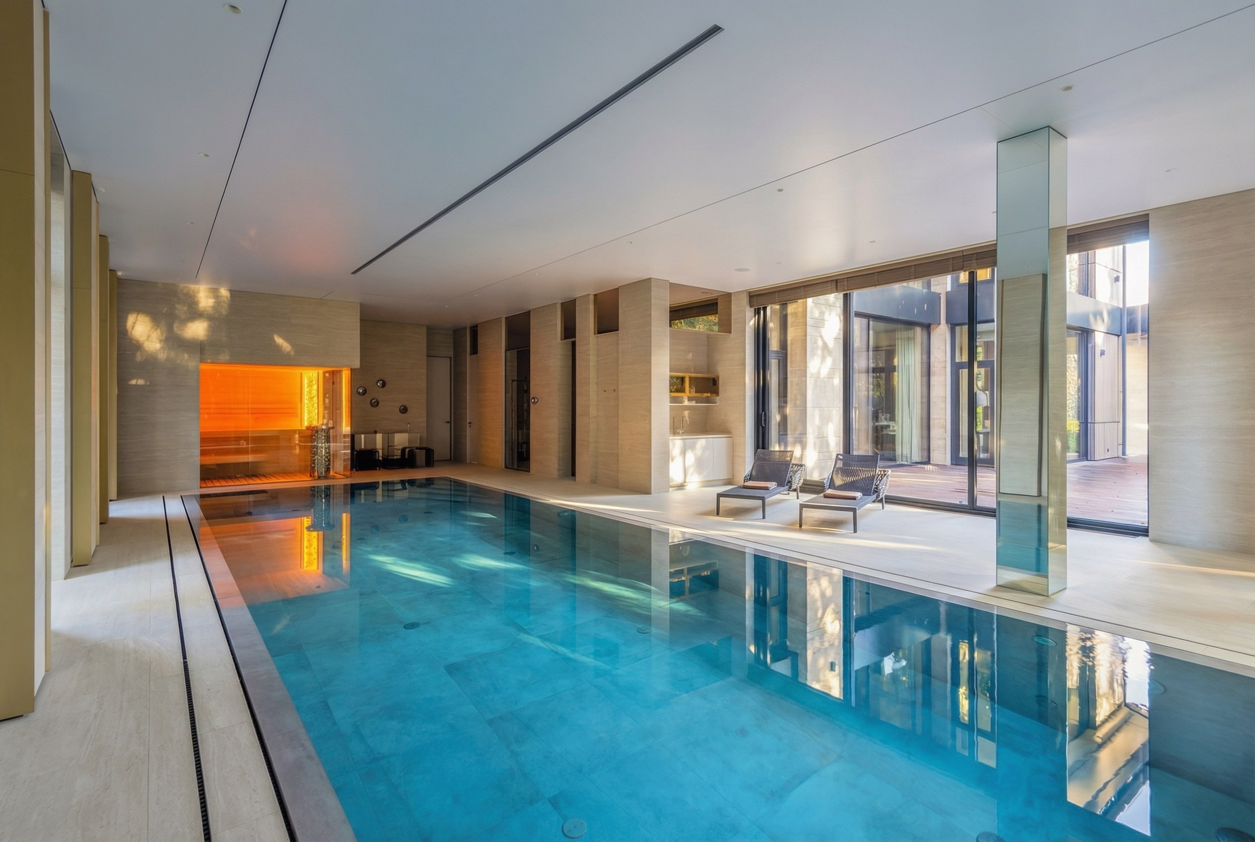 Роскошная SPA-зона с 12-метровым бассейном, панорамным остеклением и интегрированной сауной, премиальный интерьер дома в Подмосковье, дизайнер Валерия Котович.