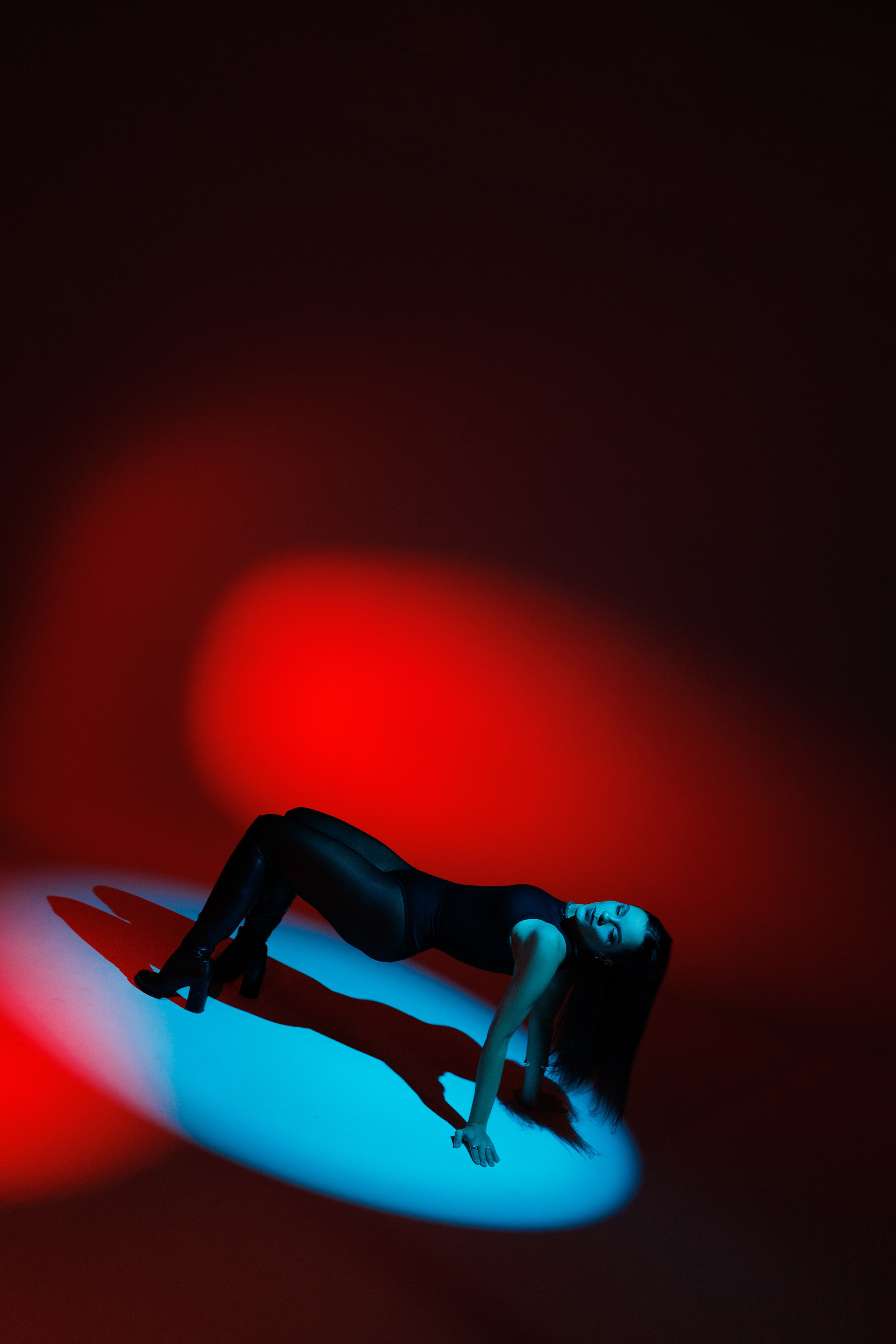 Цветной свет и фигуры. Фотограф Минск