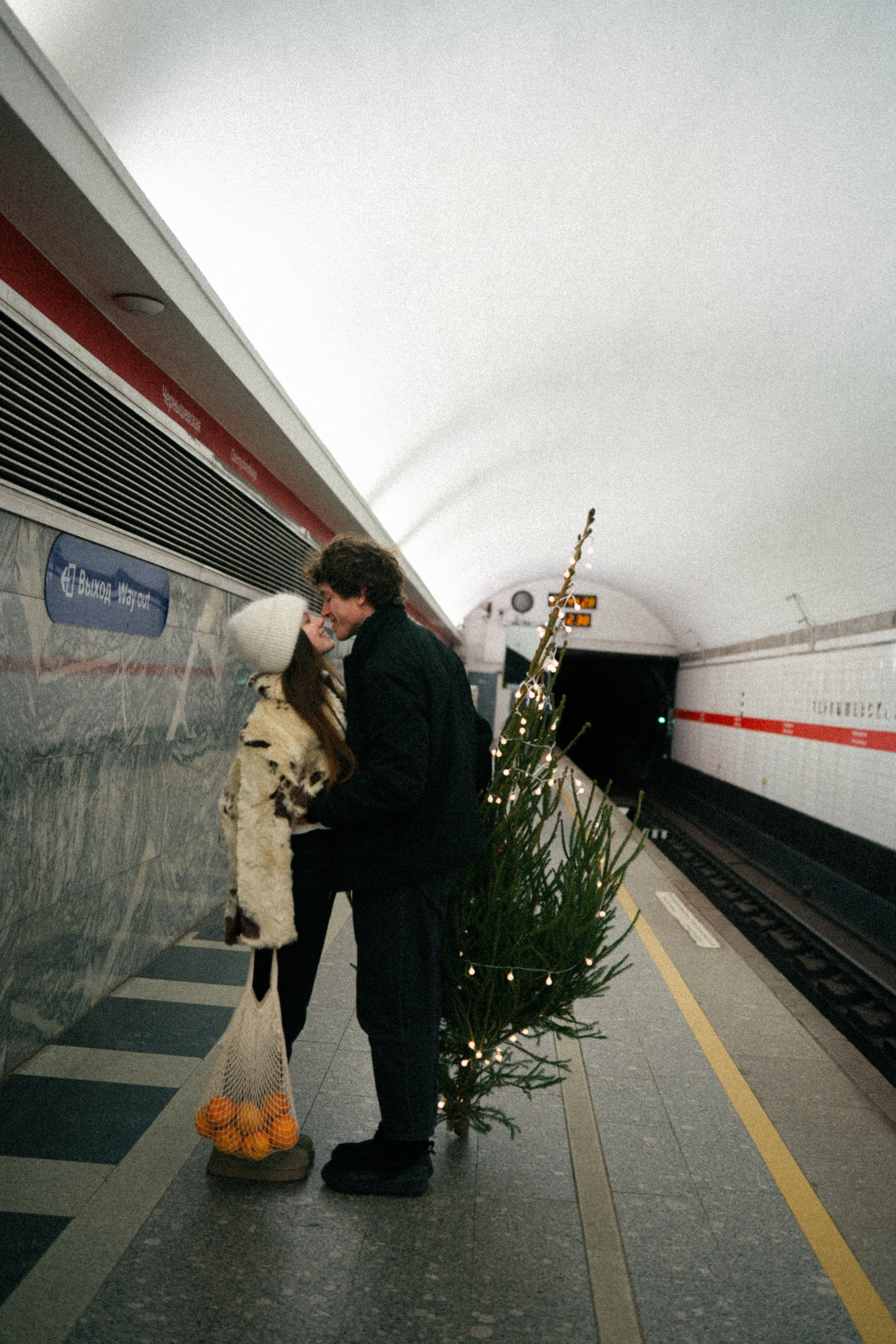 НОВОГОДНЯЯ ПРОГУЛКА ПАРЫ ПО ЧЕРНЫШЕВСКОЙ ПЕРЕД НОВЫМ ГОДОМ. Профессиональный фотограф, Санкт-Петербург — Виктория Богомолова