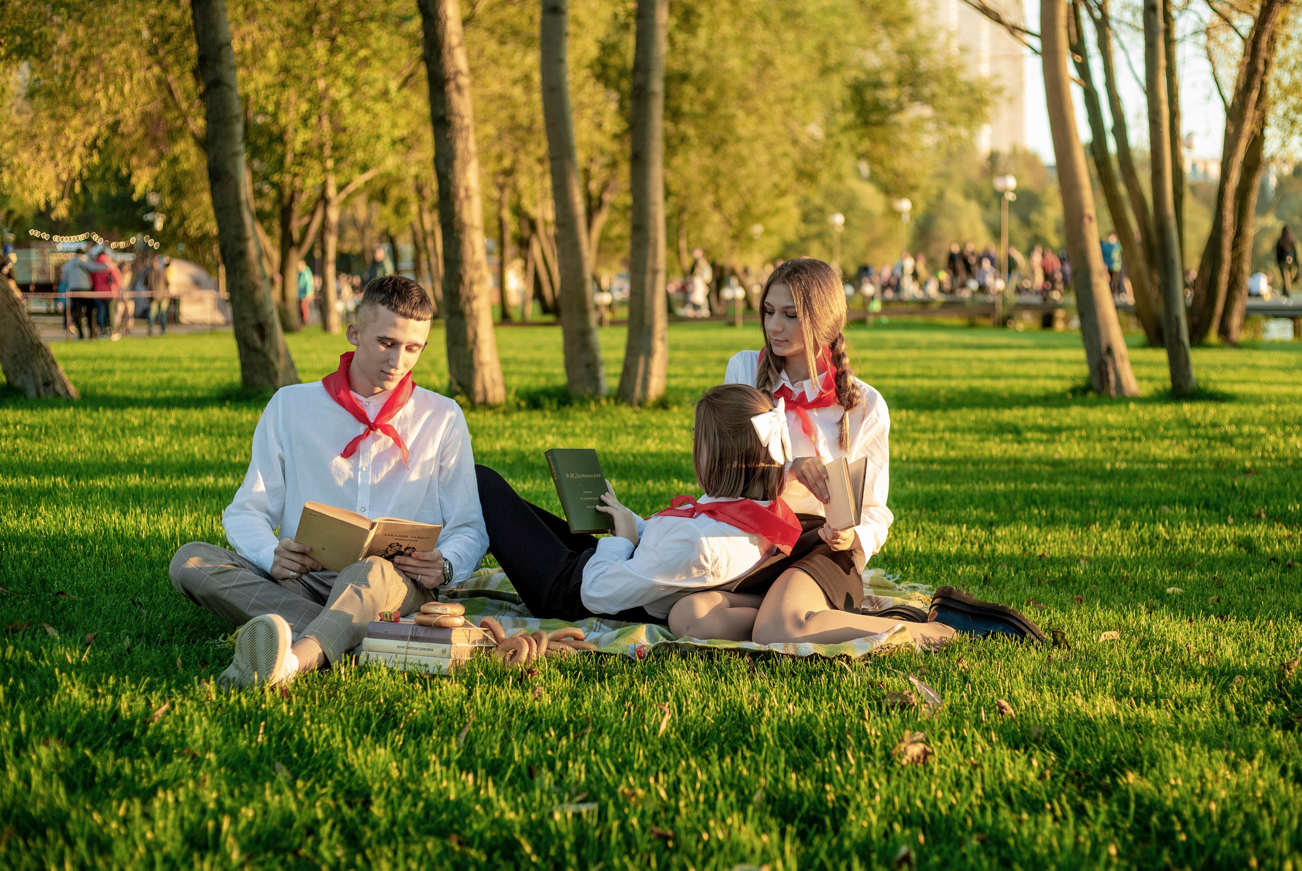 Пионеры в парке Дельфин — 11 класс школа 34. Выпускные альбомы Воронеж от Веры Соколовой