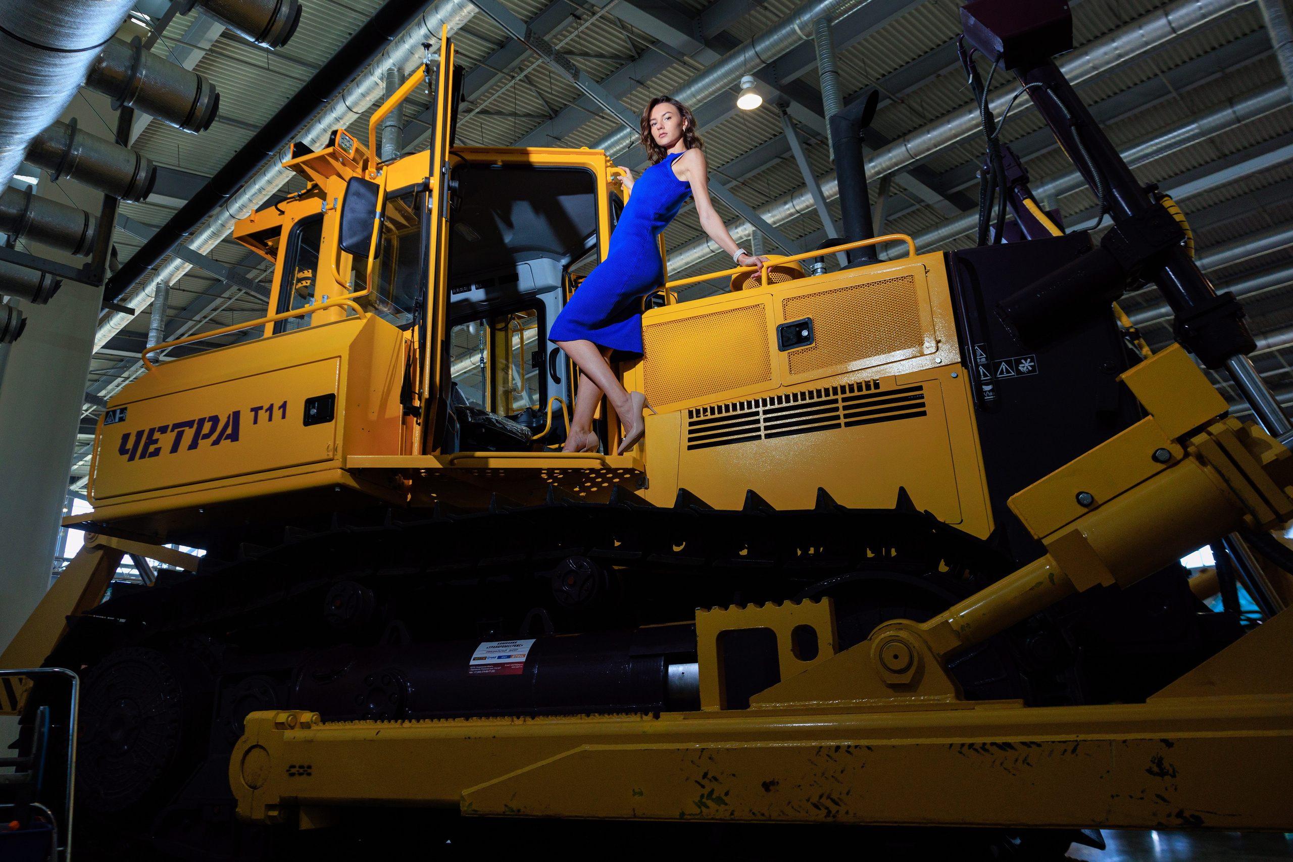 Фотограф для Модельнай съемки на строительной выставке 100+. Контент для бизнеса в Екатеринбурге Полдень Медиа