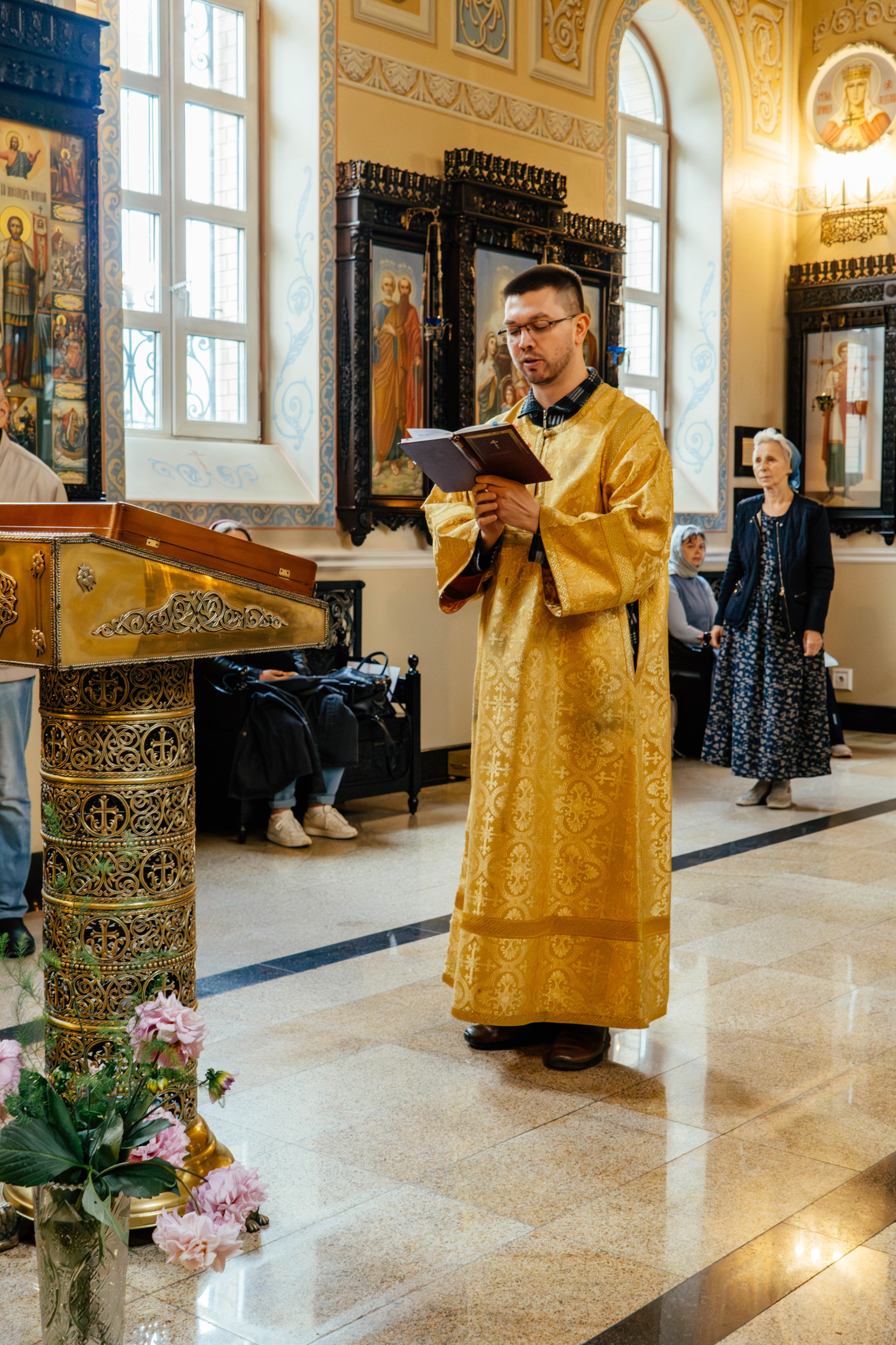 Литургия в храме блж. Ксении Петербургской д. Слобода. Фотограф Москва Валерия Веденина
