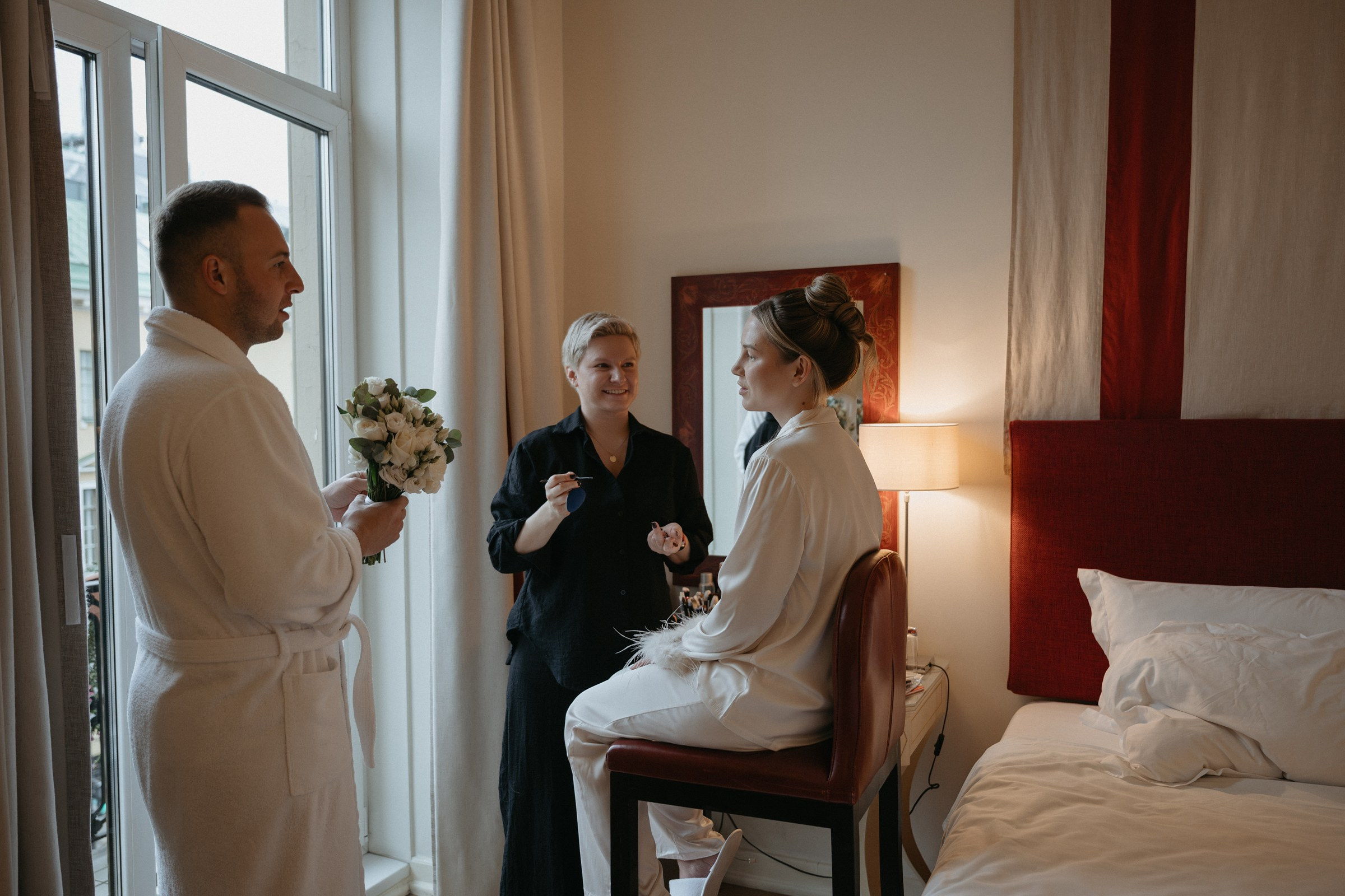 Сборы жениха и невесты в отеле Англетер